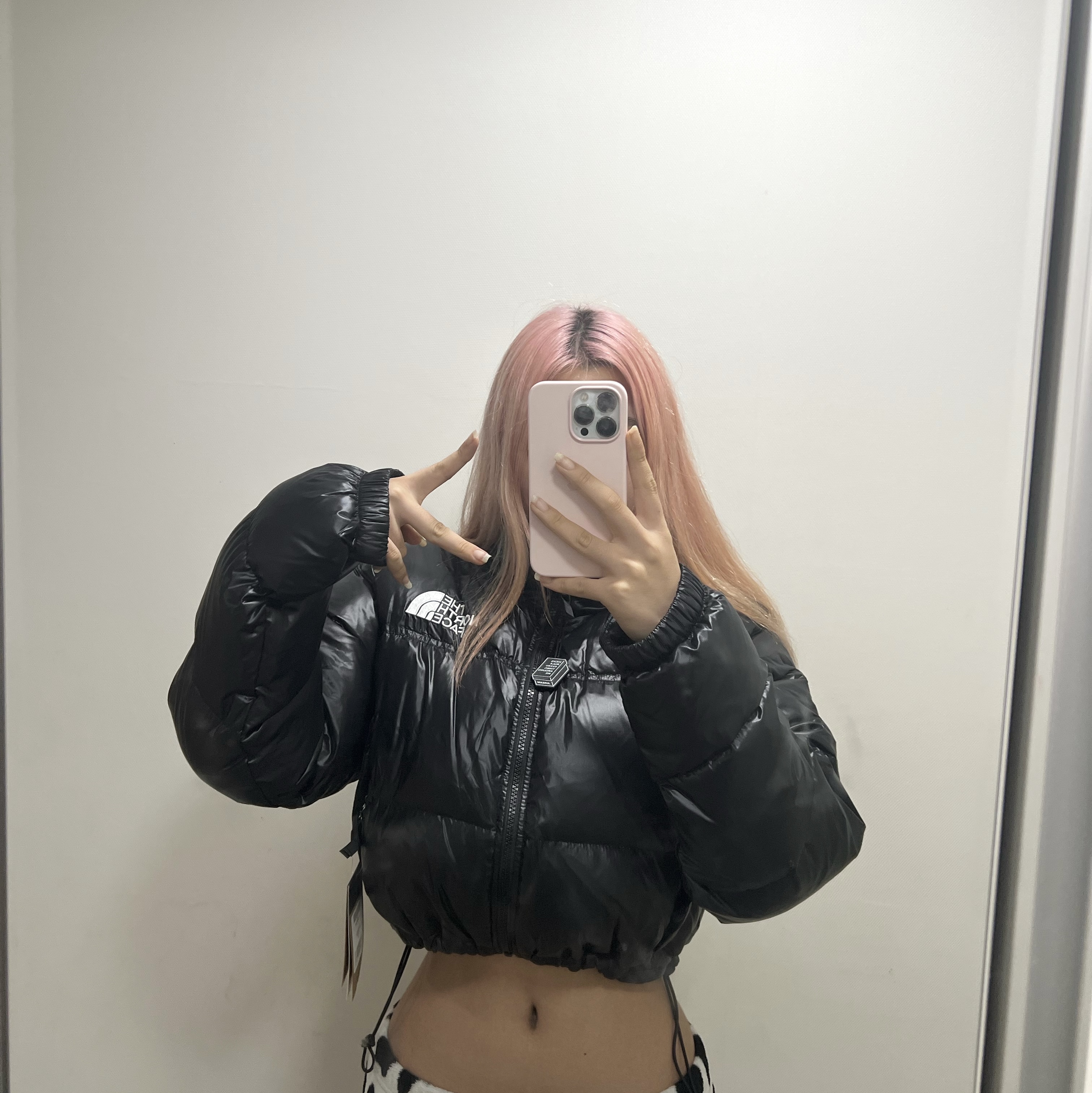 (W) The North Face Nuptse Short Jacket TNF Black 착용 스타일 - 2