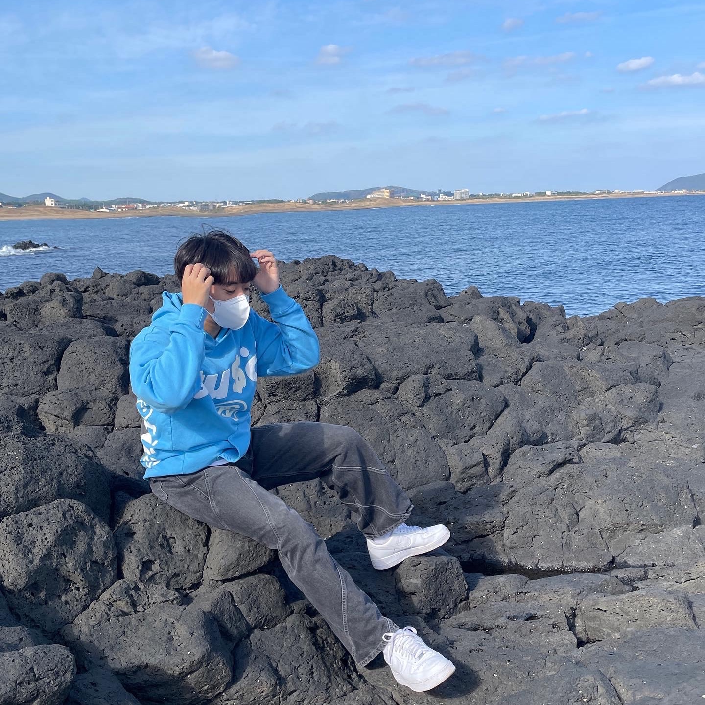 Stussy x Cactus Plant Flea Market 8 Ball Pigment Dyed Hoodie Blue, Nike Air Force 1 '07 Low White 착용 스타일 - 2