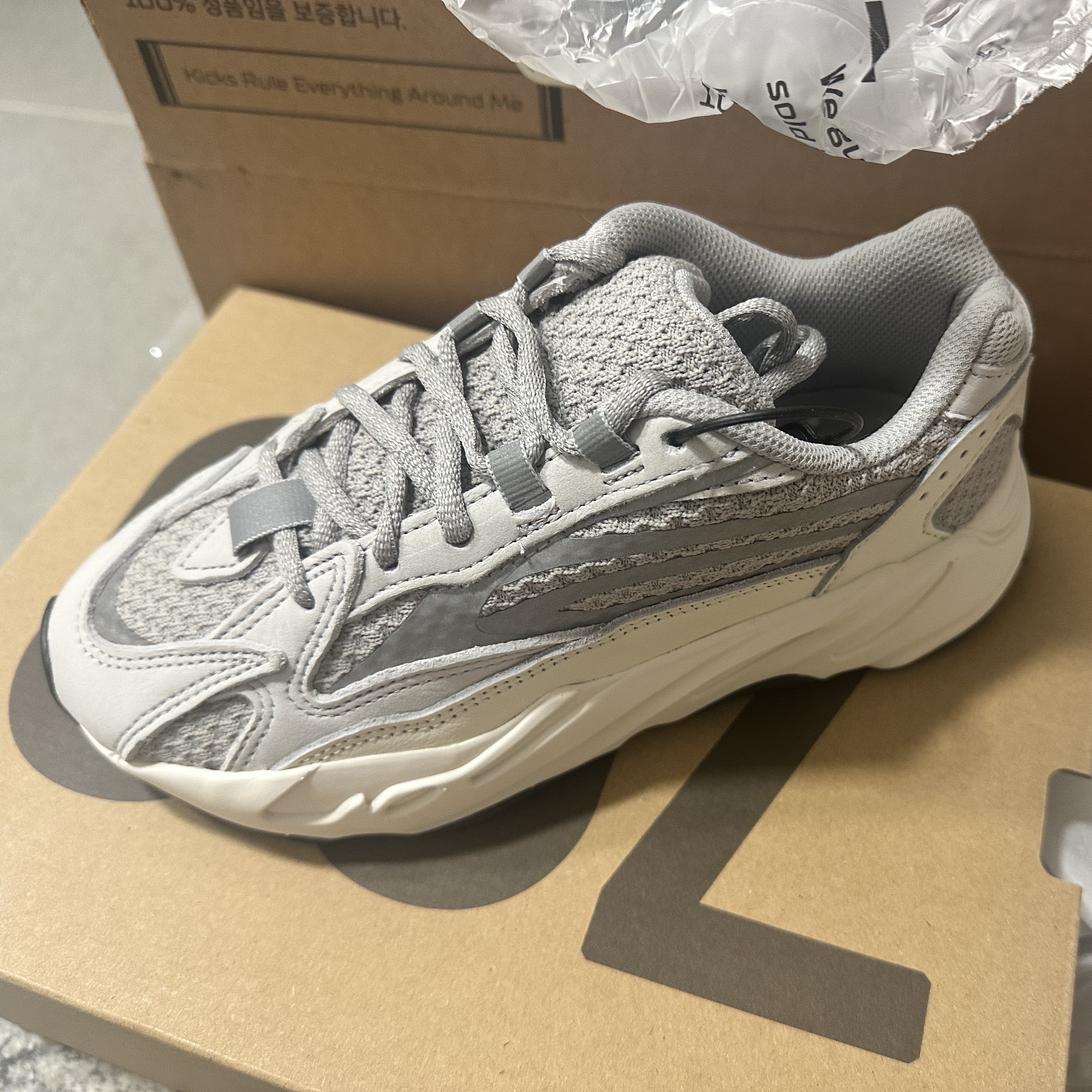 Adidas Yeezy Boost 700 V2 Static 2022 착용 스타일