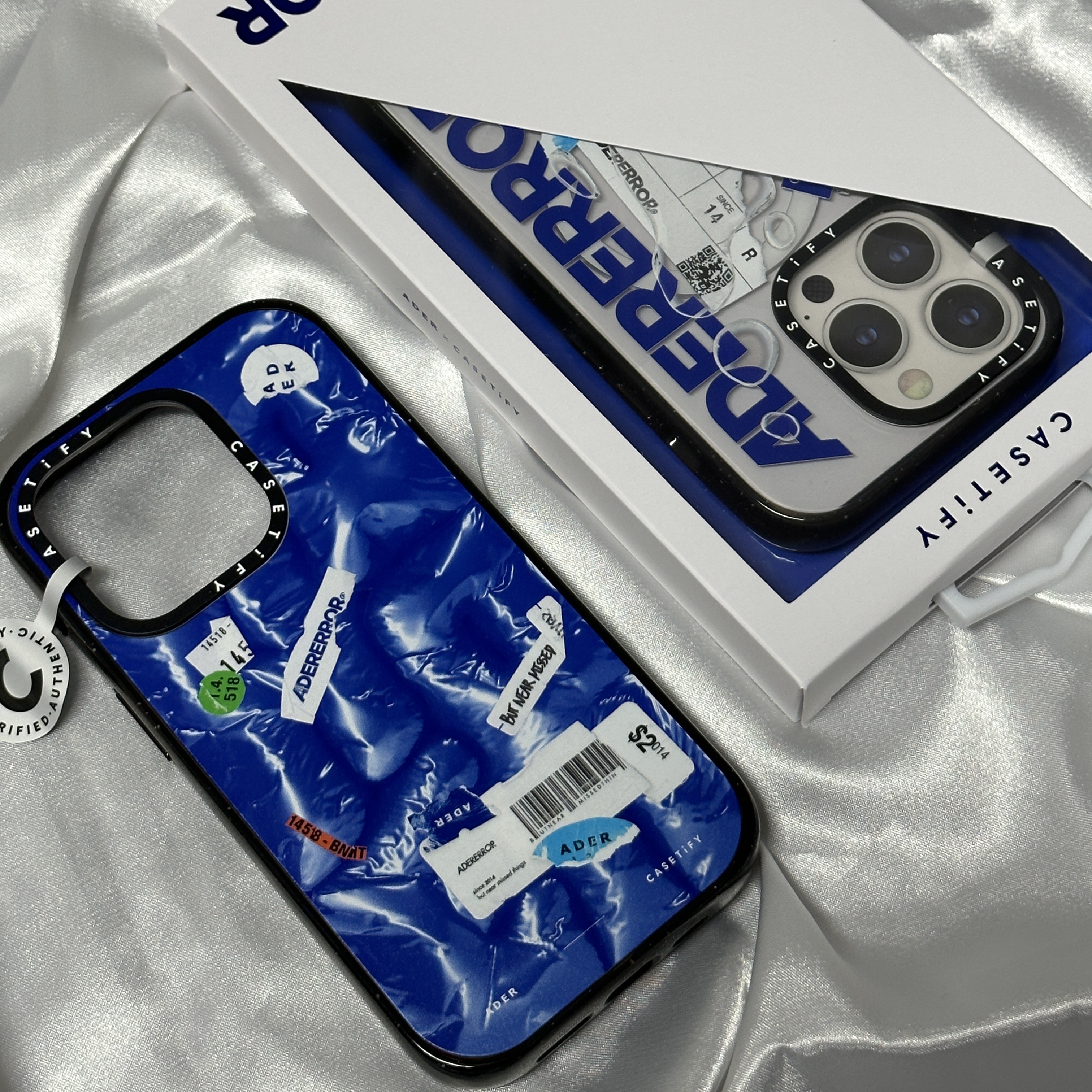Casetify x Ader Error iPhone Sticker Magsafe Case Clear, Casetify x Ader Error iPhone Tube Magsafe Case Blue 착용 스타일 - 5