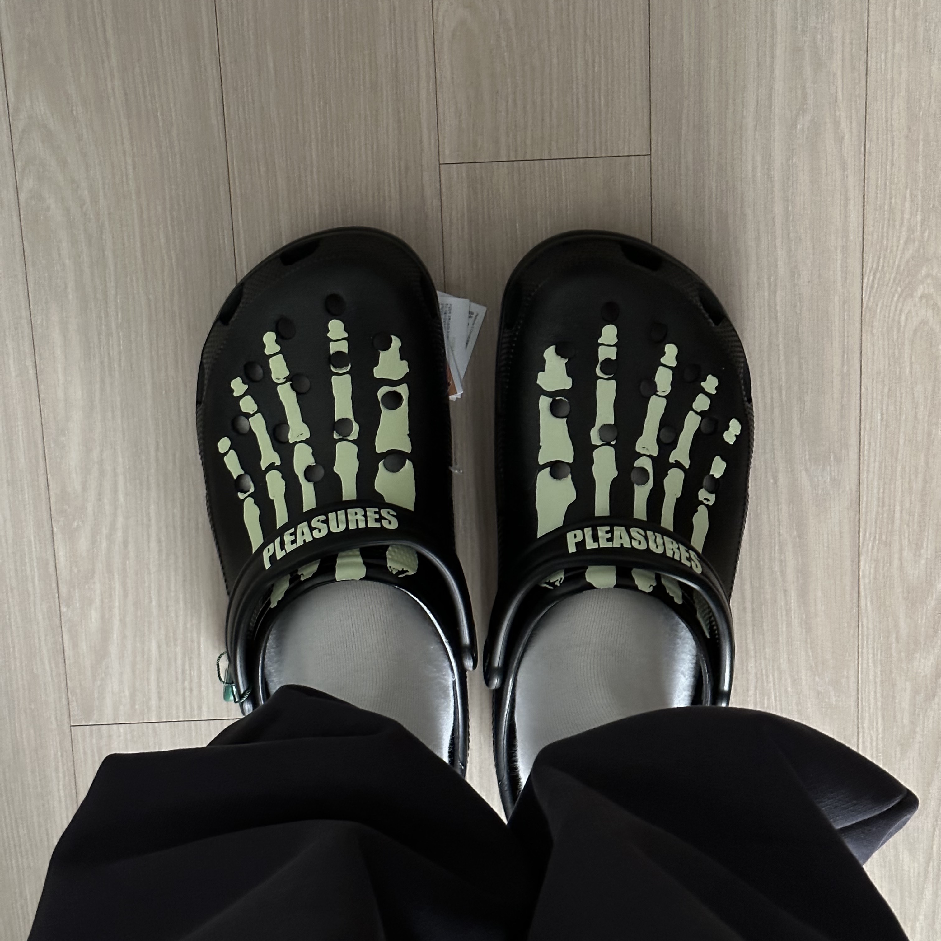 Crocs x Pleasures Clog Black 착용 스타일 - 1