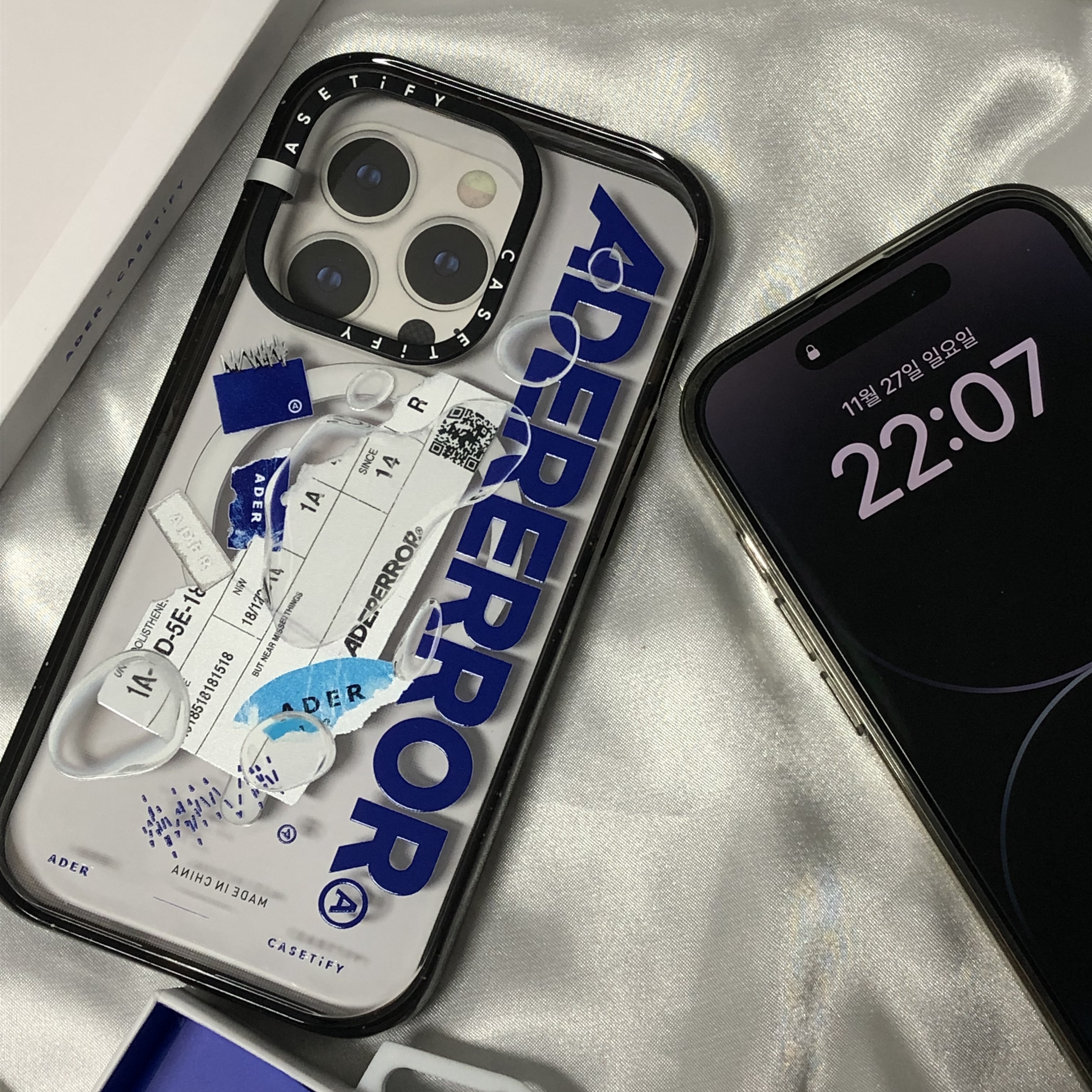 Casetify x Ader Error iPhone Sticker Magsafe Case Clear, Casetify x Ader Error iPhone Tube Magsafe Case Blue 착용 스타일 - 1