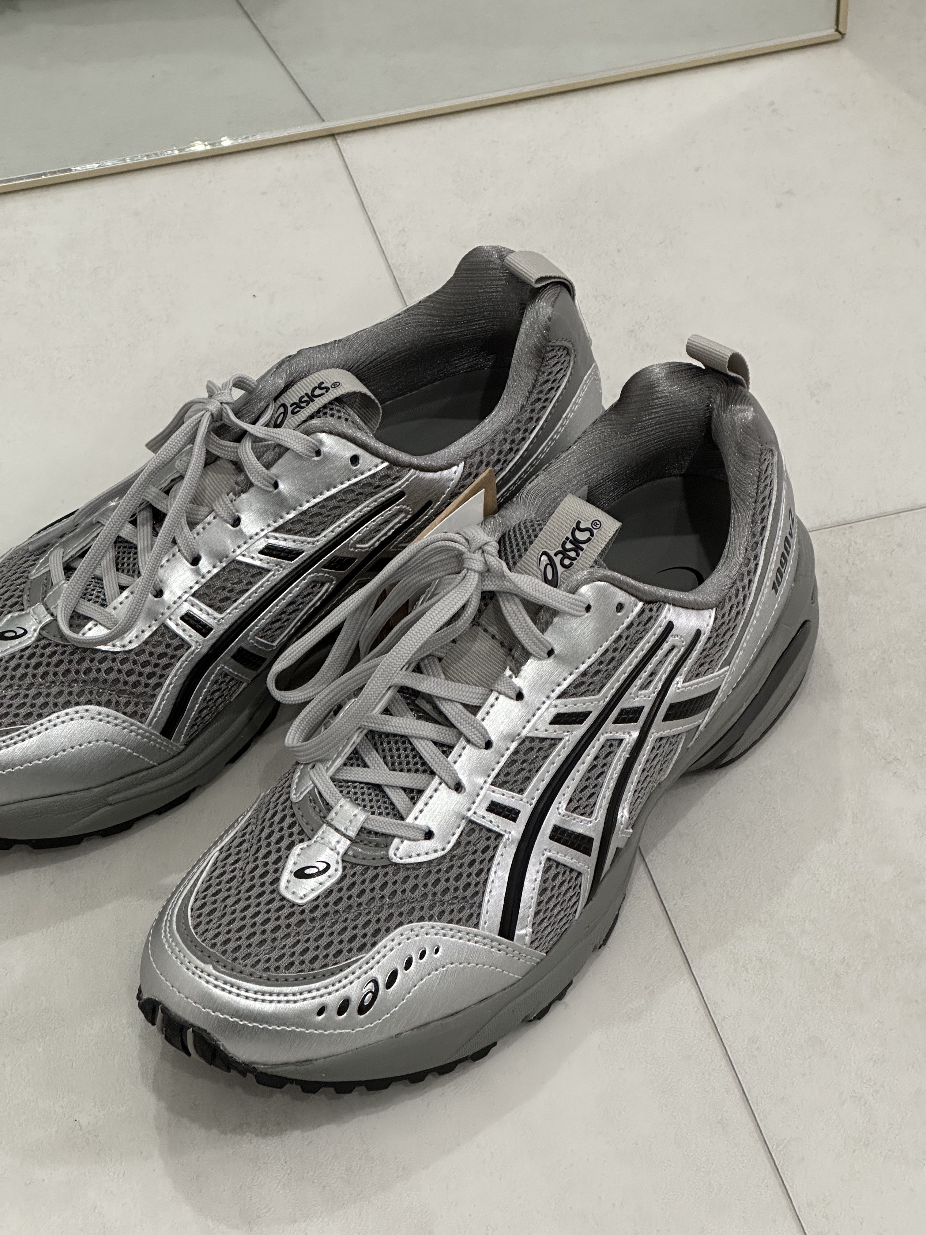 Asics x Freja Wewer Gel-1090 V2 Clay Grey Pure Silver 착용 스타일