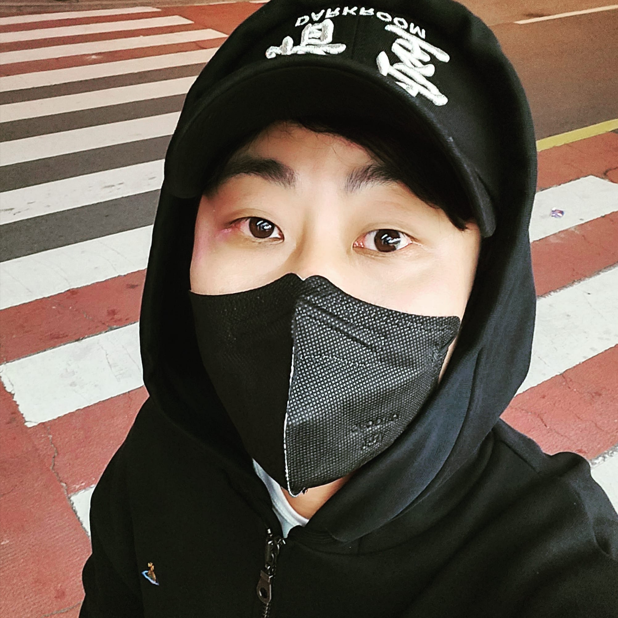 Darkr8m Studio Upside Down Silver Logo Cap 착용 스타일 - 1