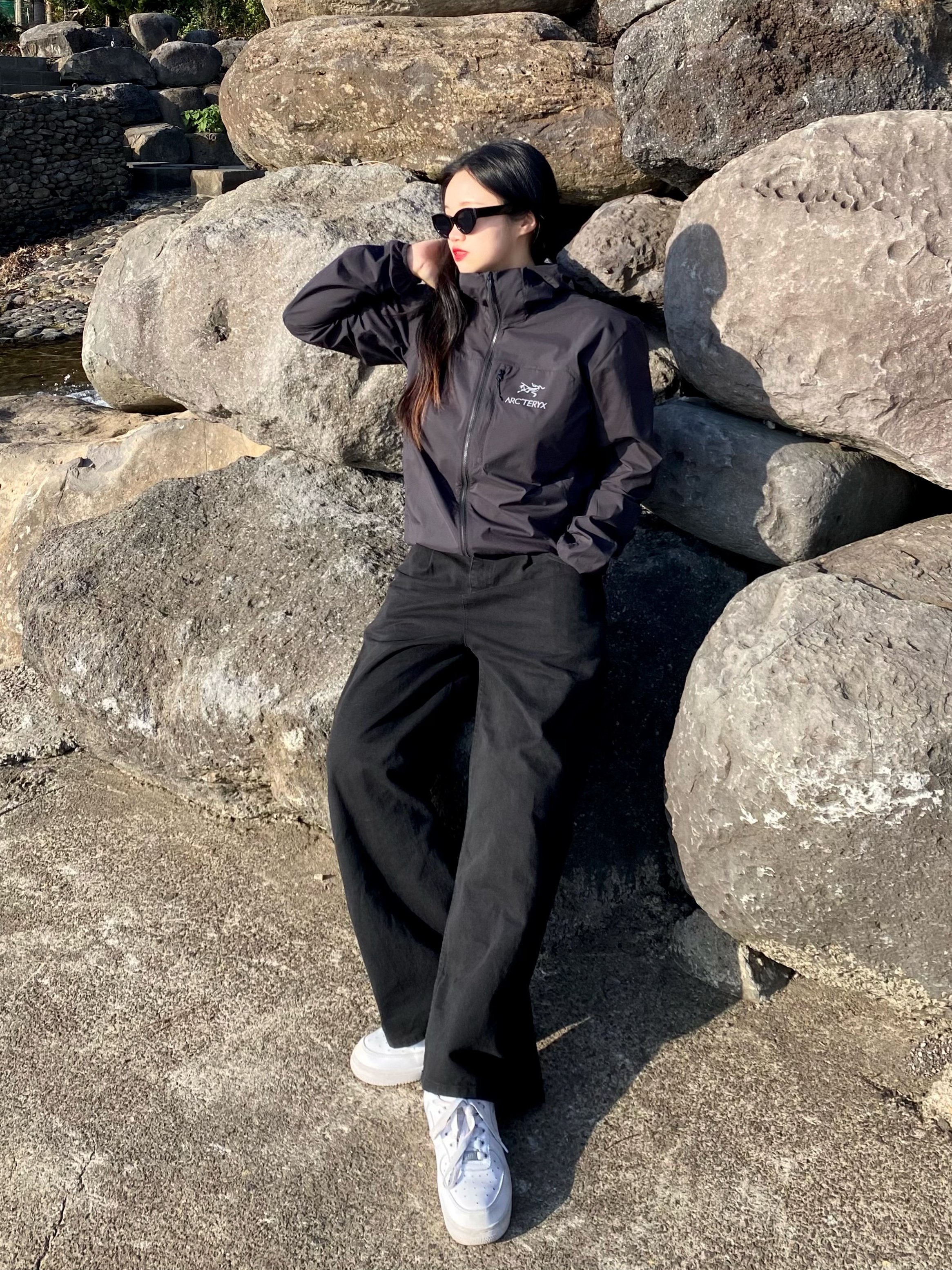 Arc'teryx Squamish Hoody Black, Nike Air Force 1 '07 Low White 착용 스타일