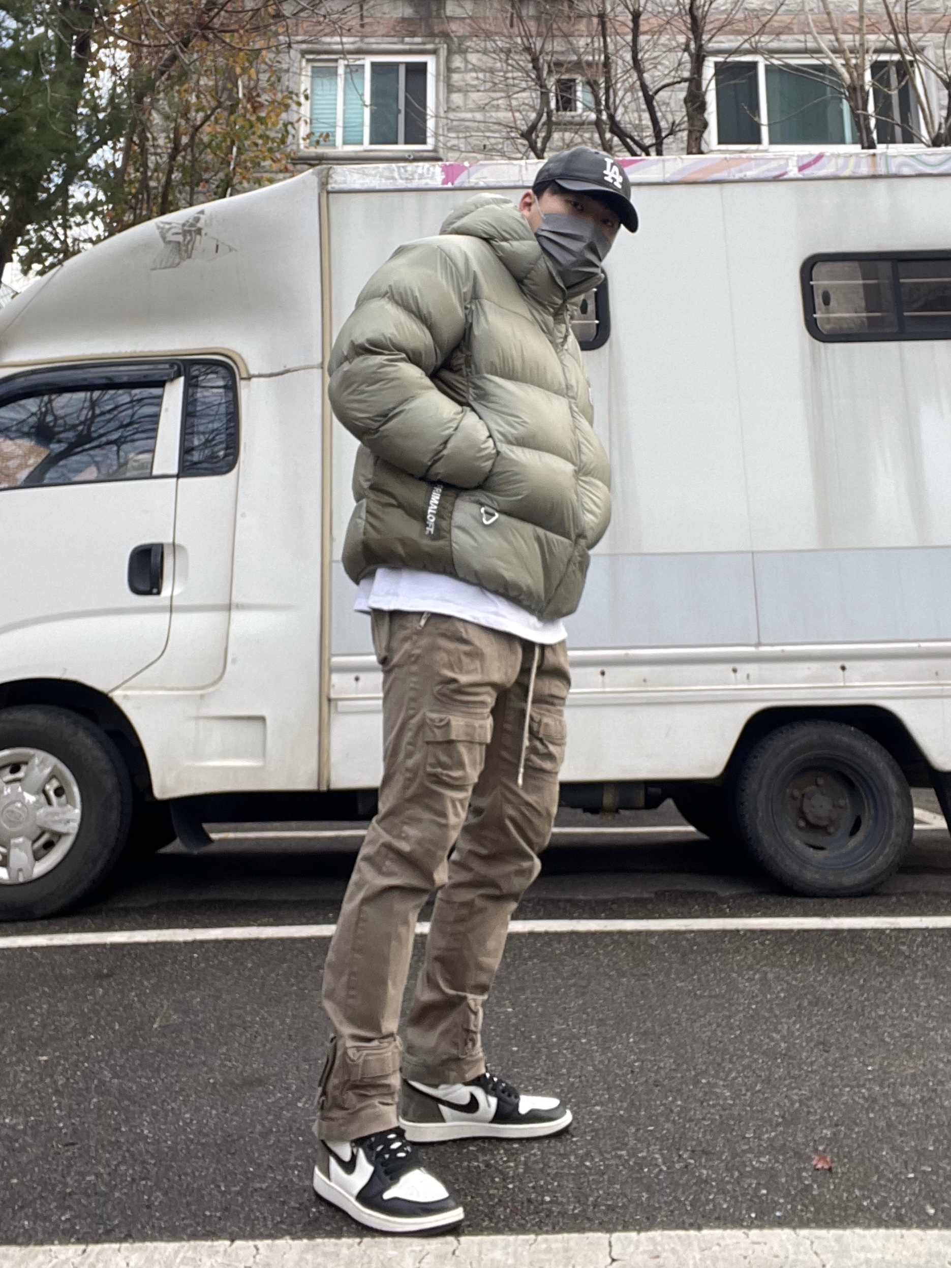 Nike ACG Therma-Fit ADV Lunar Lake Puffer Jacket Light Army - Asia, Jordan 1 Retro High OG Black Mocha 착용 스타일 - 3