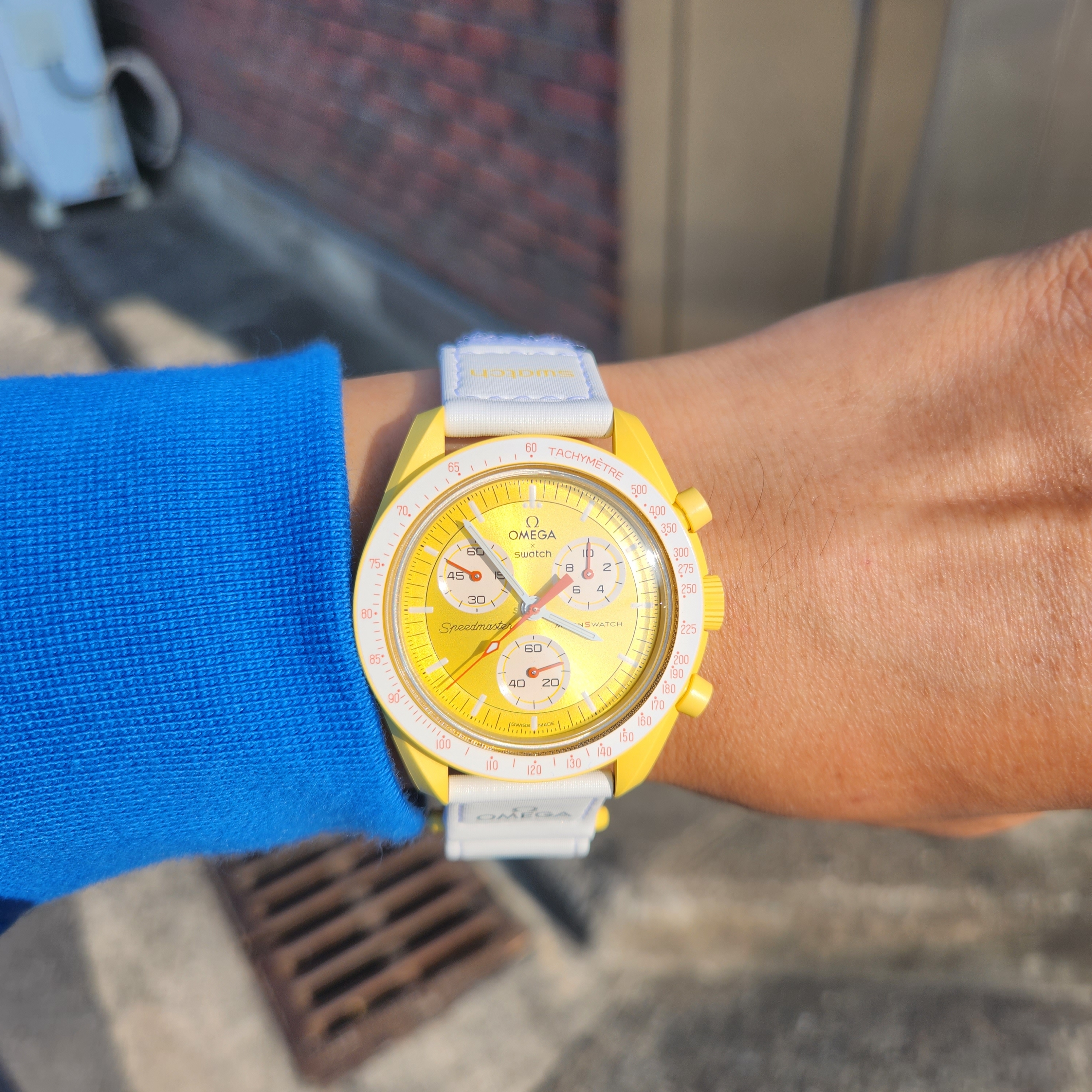 Swatch x Omega Bioceramic MoonSwatch Mission To The Sun 착용 스타일 - 1