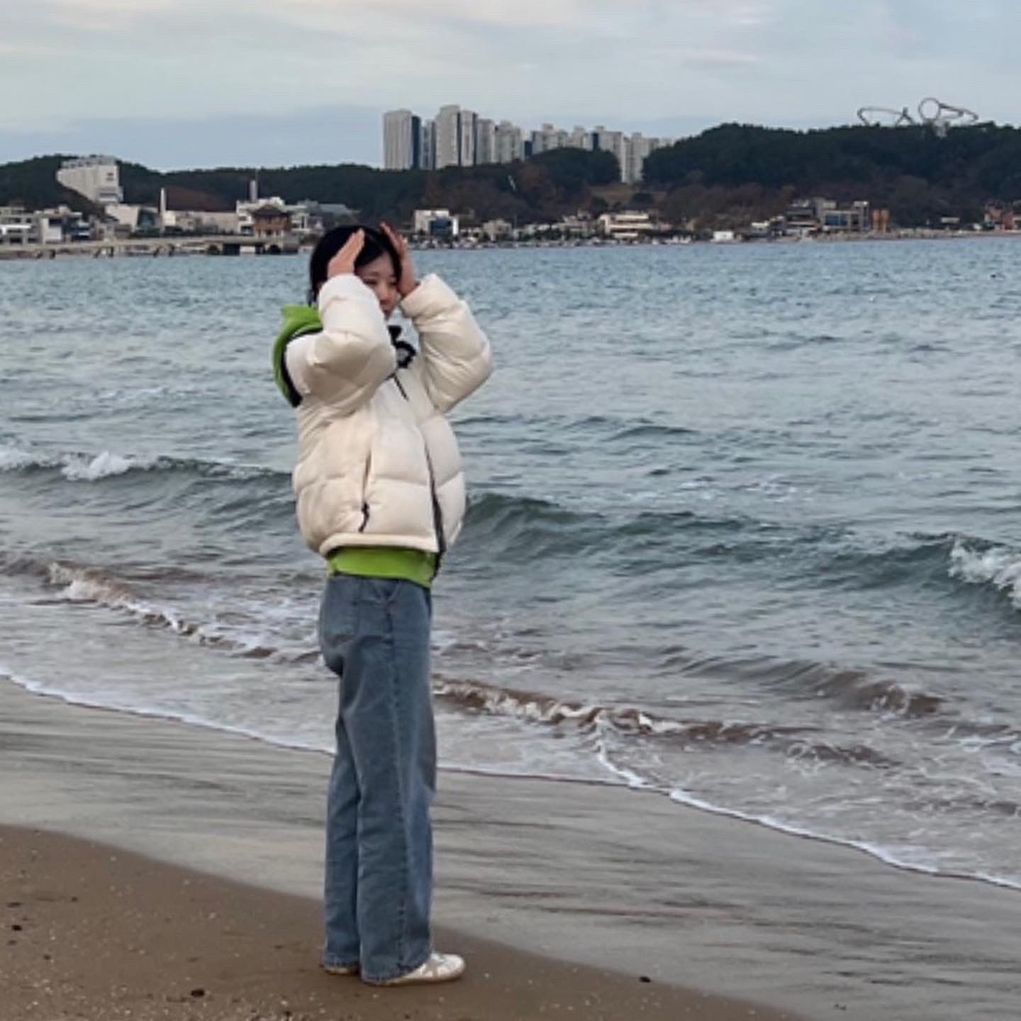 (W) The North Face Nuptse Hybrid Down Ball Jacket Ivory, IAB Studio Pigment Hoodie & Sack Apple Green 착용 스타일 - 2