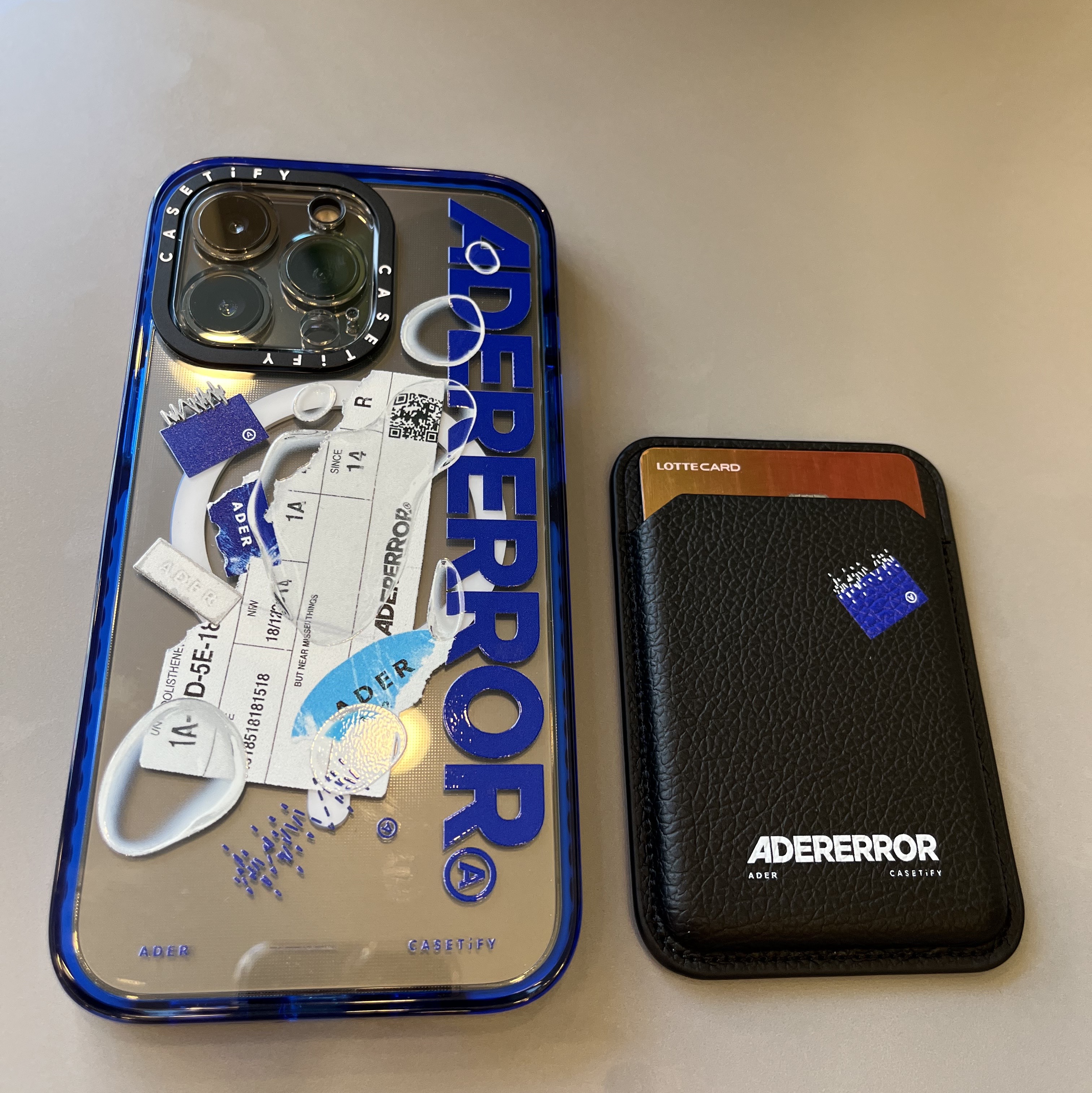 Casetify x Ader Error iPhone Sticker Magsafe Case Clear, Casetify x Ader Error Magsafe Wallet Noir 착용 스타일 - 1