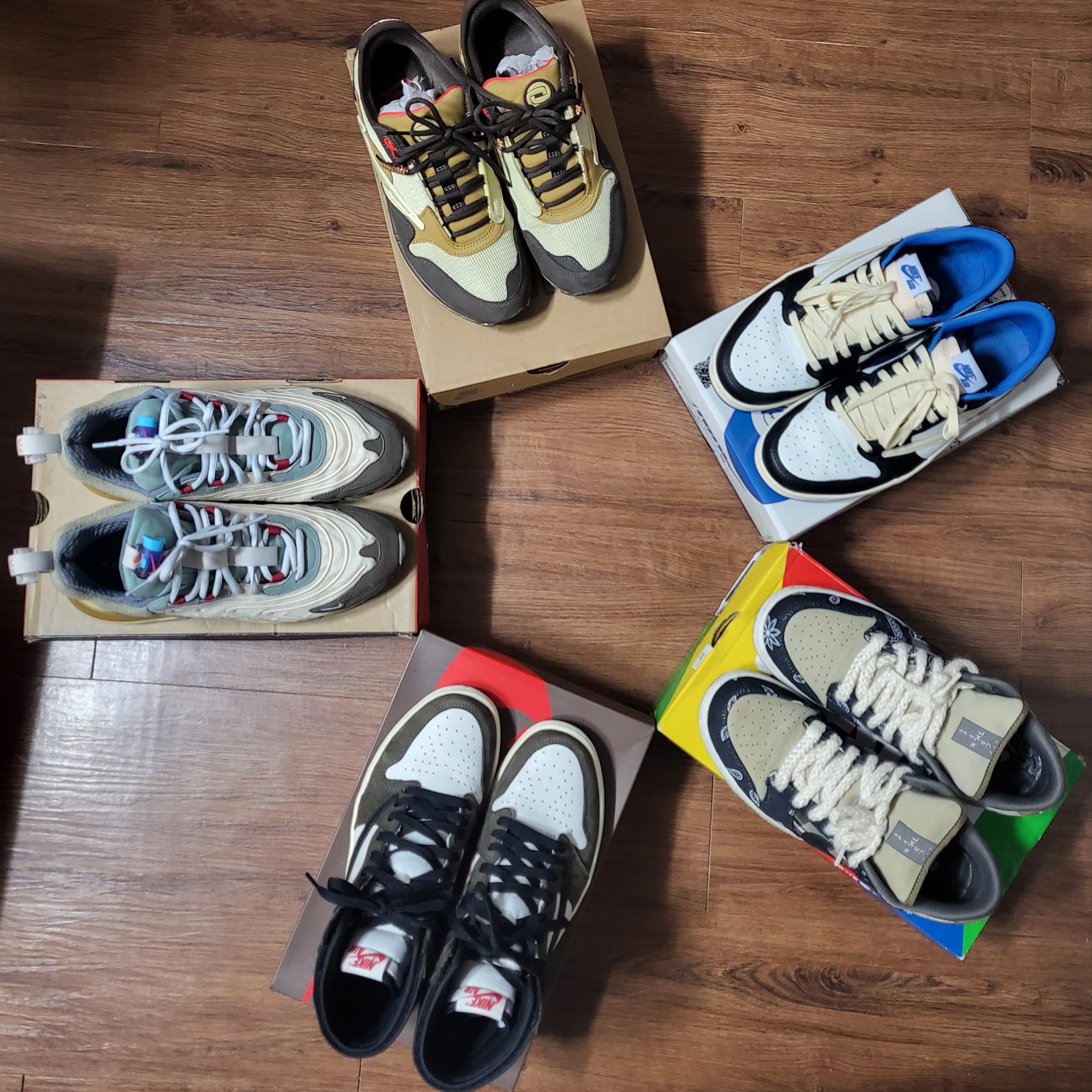 Jordan 1 x Travis Scott x Fragment Retro Low OG SP Military Blue, Nike x Travis Scott Air Max 1 Cact.us Brown 착용 스타일