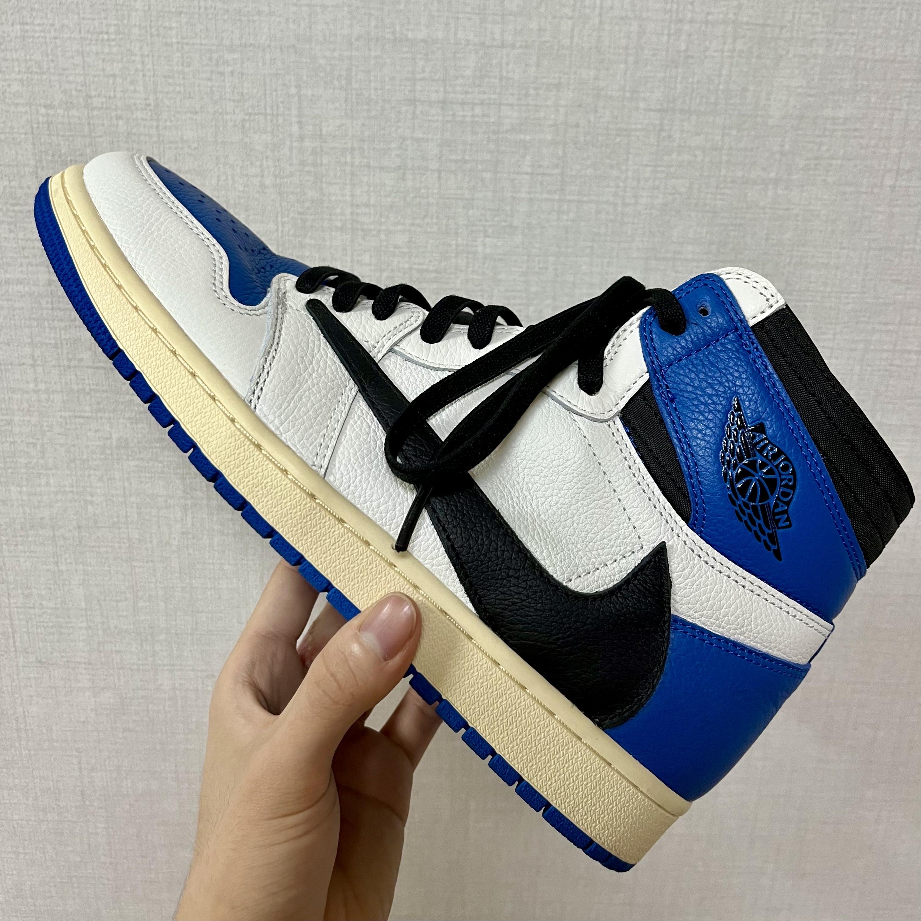 Jordan 1 x Travis Scott x Fragment Retro High OG SP Military Blue 착용 스타일 - 1