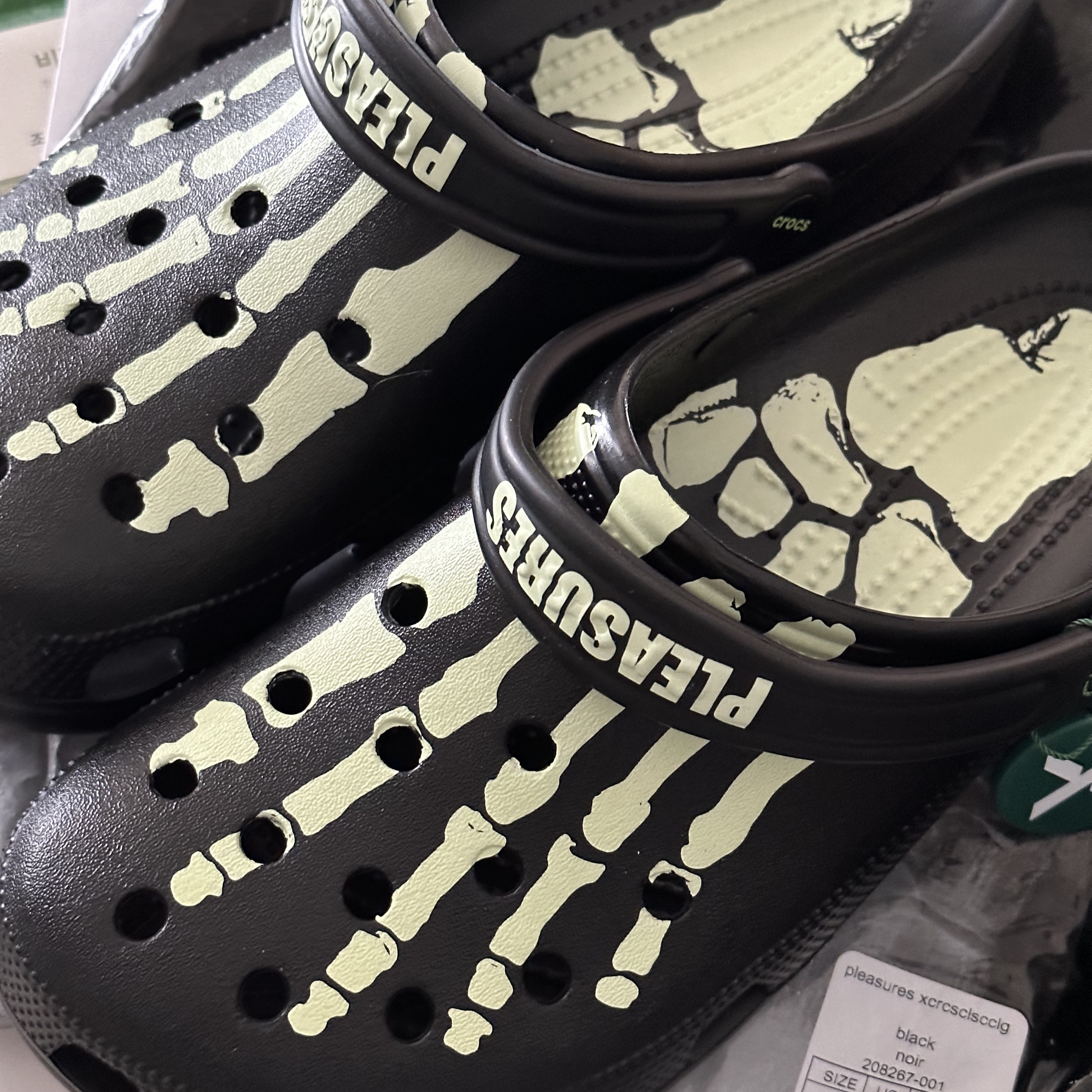 Crocs x Pleasures Clog Black 착용 스타일 - 2