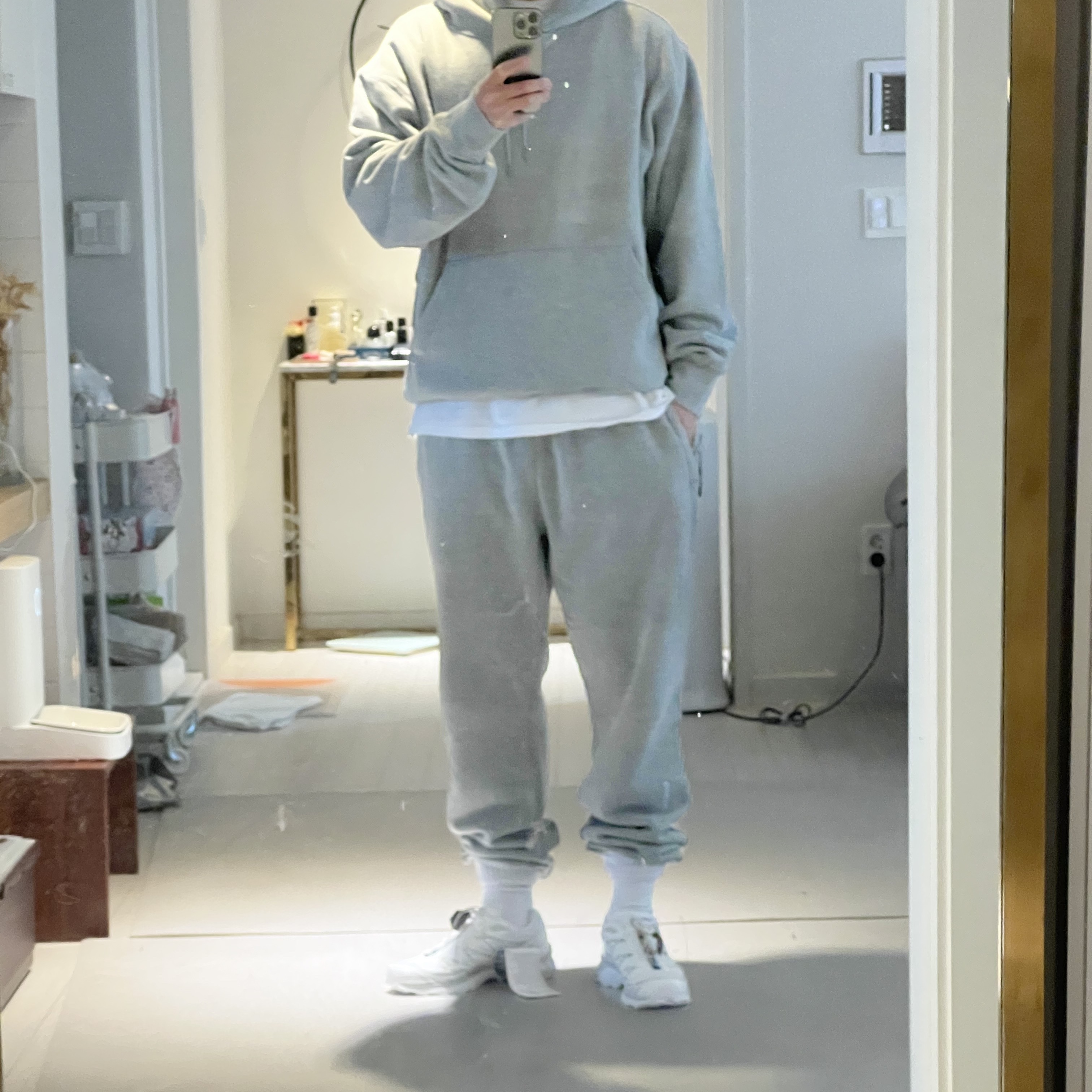 Nike x Drake Nocta NRG Fleece Hoodie Dark Grey Heather (DX2837-063), Nike x Drake Nocta NRG Fleece Sweatpants Dark Grey Heather 착용 스타일 - 1