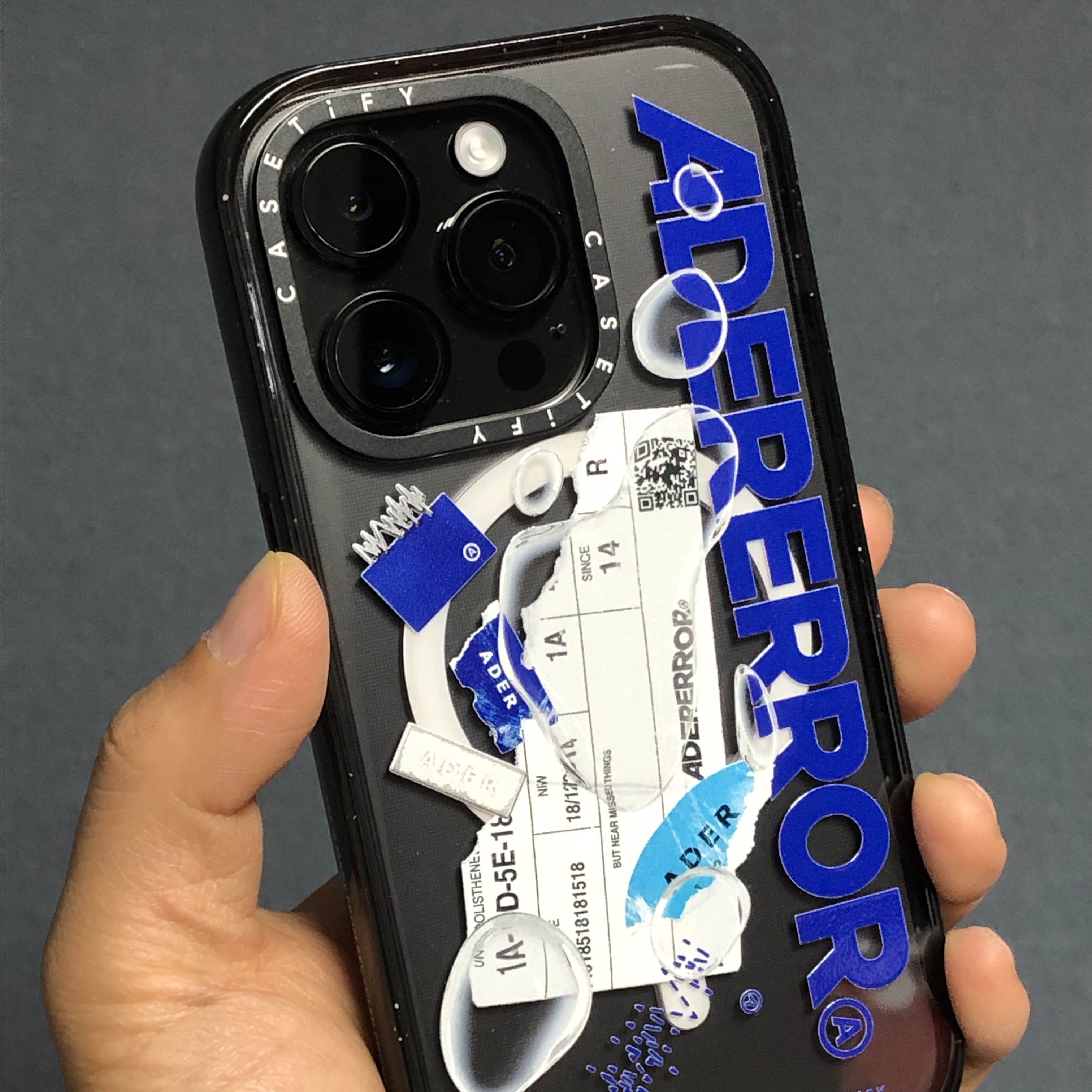Casetify x Ader Error iPhone Sticker Magsafe Case Clear, Casetify x Ader Error iPhone Tube Magsafe Case Blue 착용 스타일 - 4