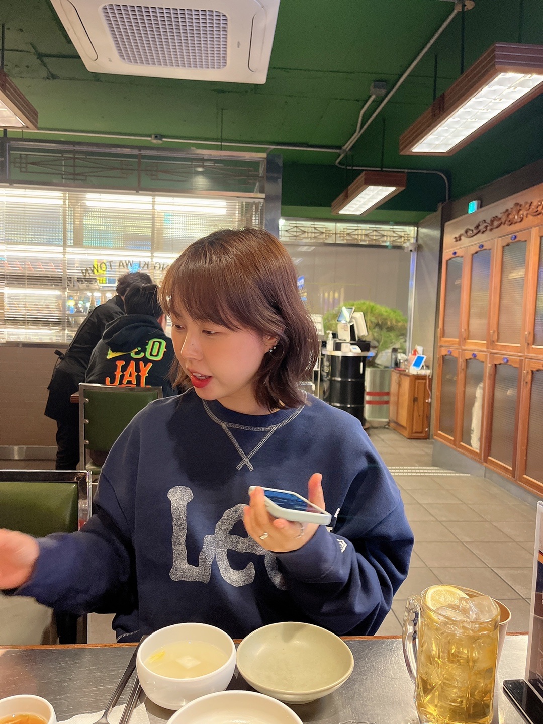 IAB Studio x Lee Pigment Sweatshirt Indigo Navy, (W) UGG Classic Ultra Mini Platform Boots Chestnut 착용 스타일 - 2