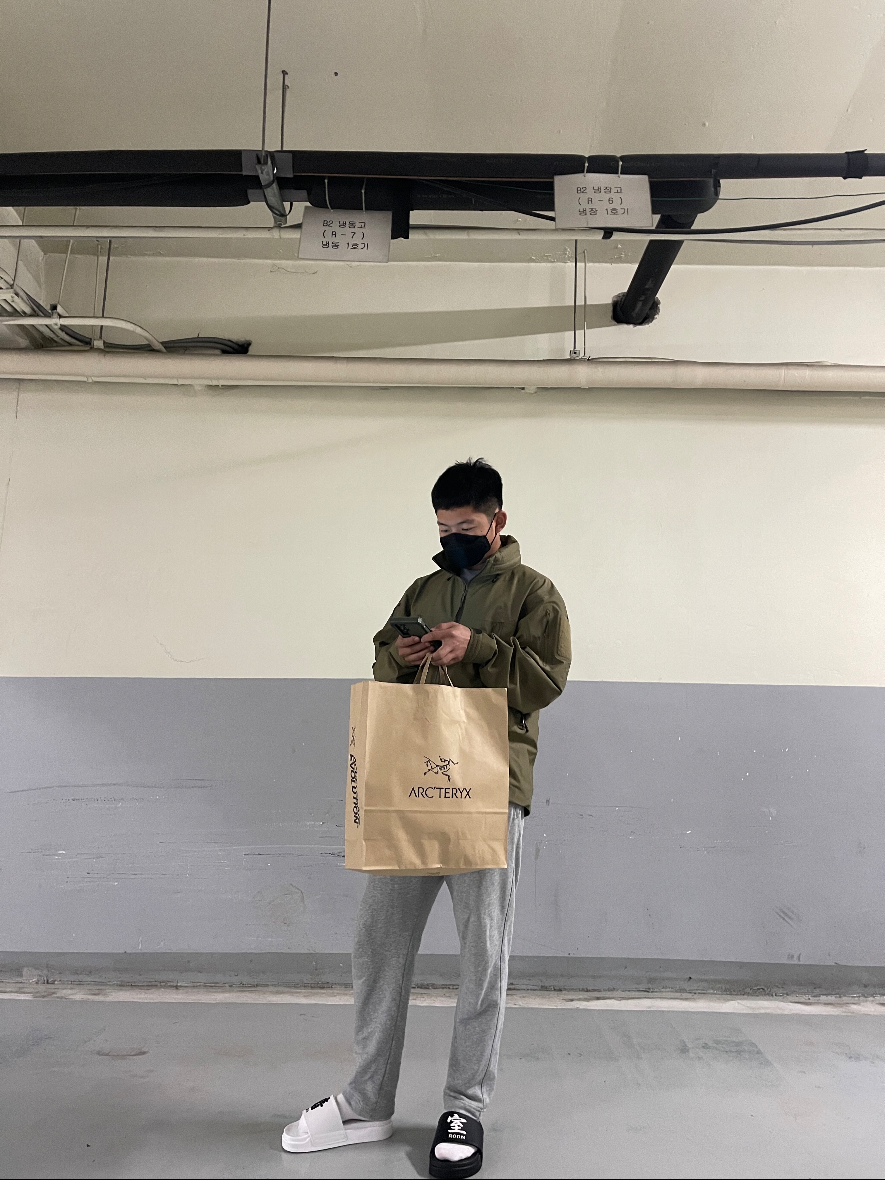 Darkr8m Studio Slides White, Darkr8m Studio Slides Black 착용 스타일