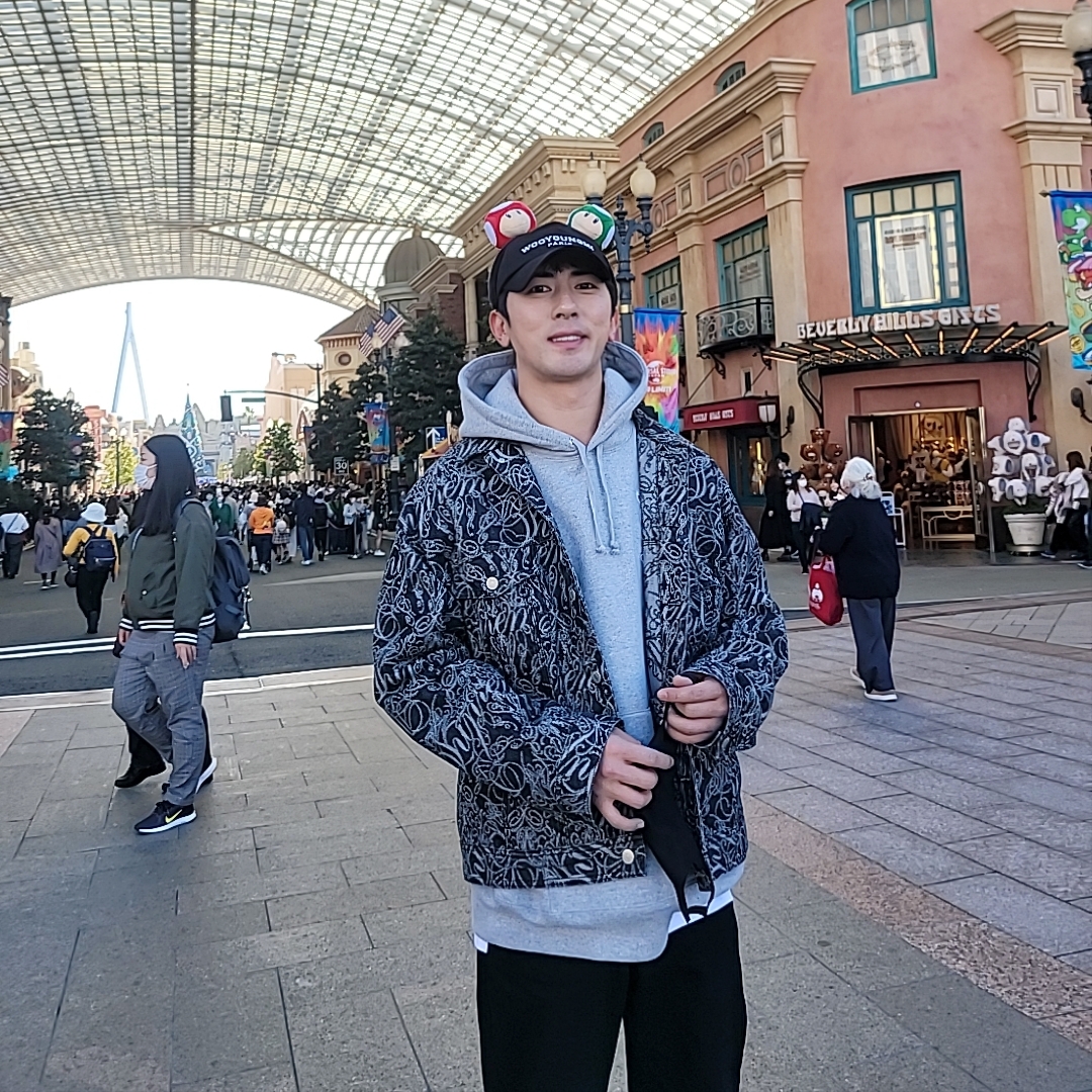 Supreme Script Jacquard Denim Trucker Jacket Washed Black - 22FW, Supreme S Logo Hooded Sweatshirt Heather Grey - 22FW 착용 스타일