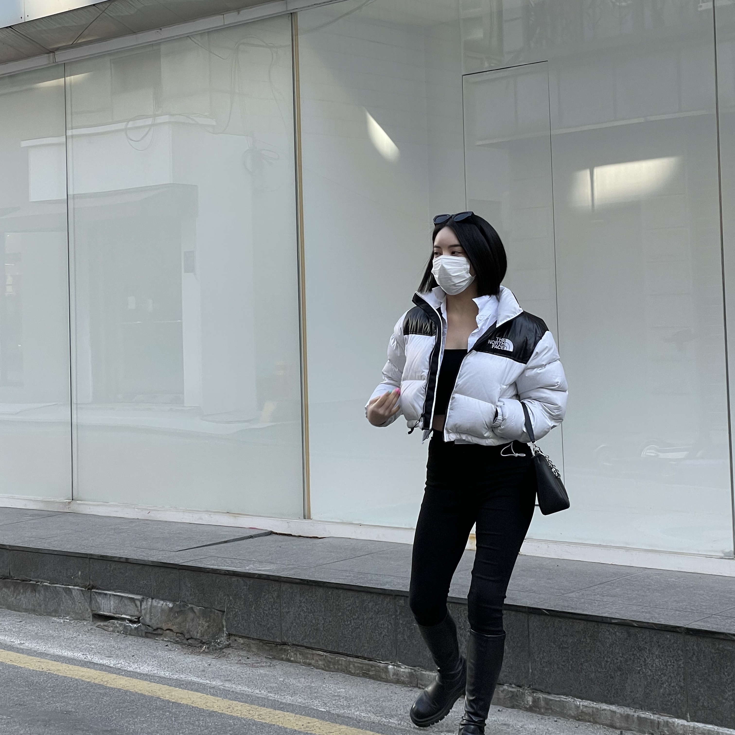 (W) The North Face Nuptse Short Jacket White Black, Louis Vuitton Marelle Epi Black 착용 스타일 - 2