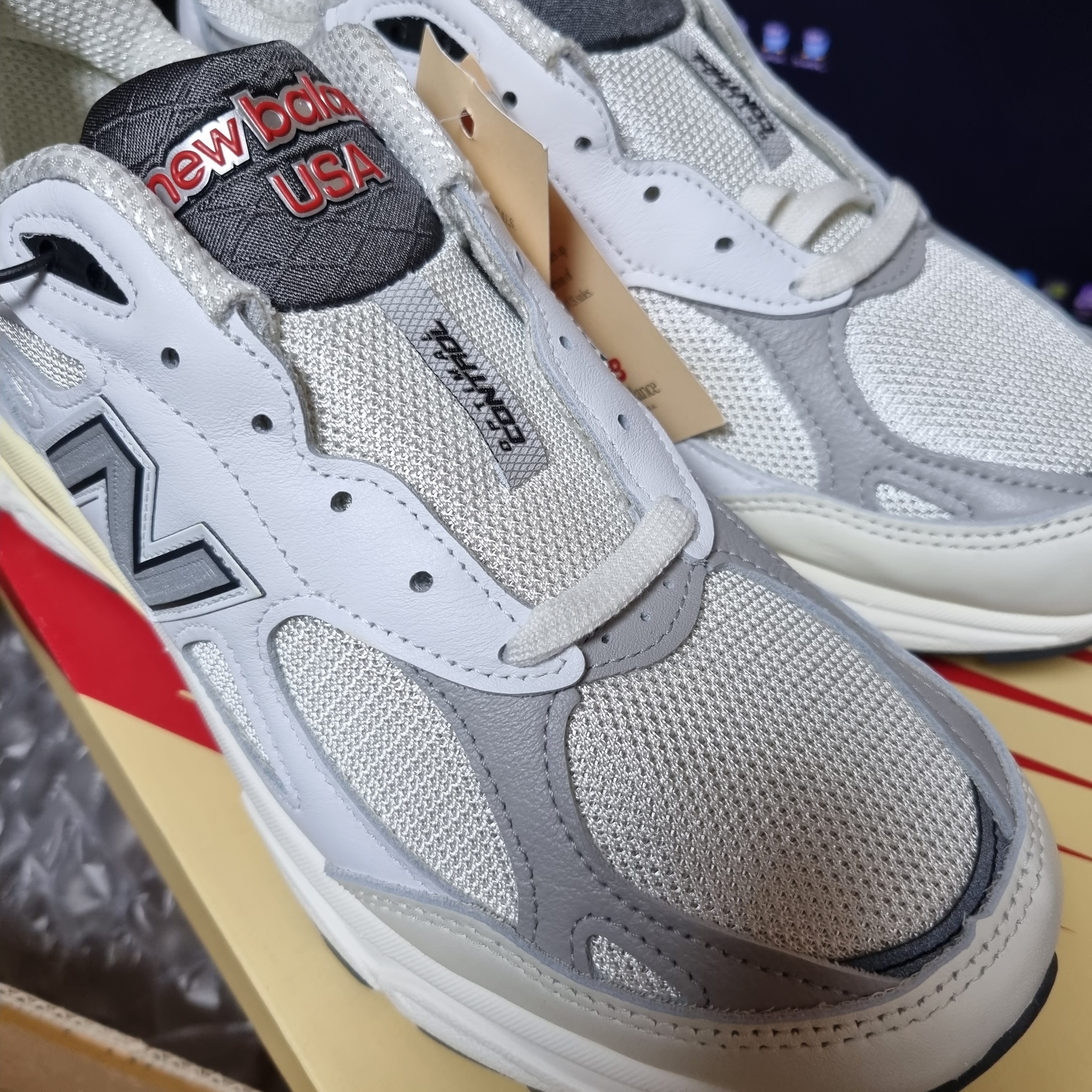 New Balance 990v3 Made in USA Sea Salt 착용 스타일 - 2