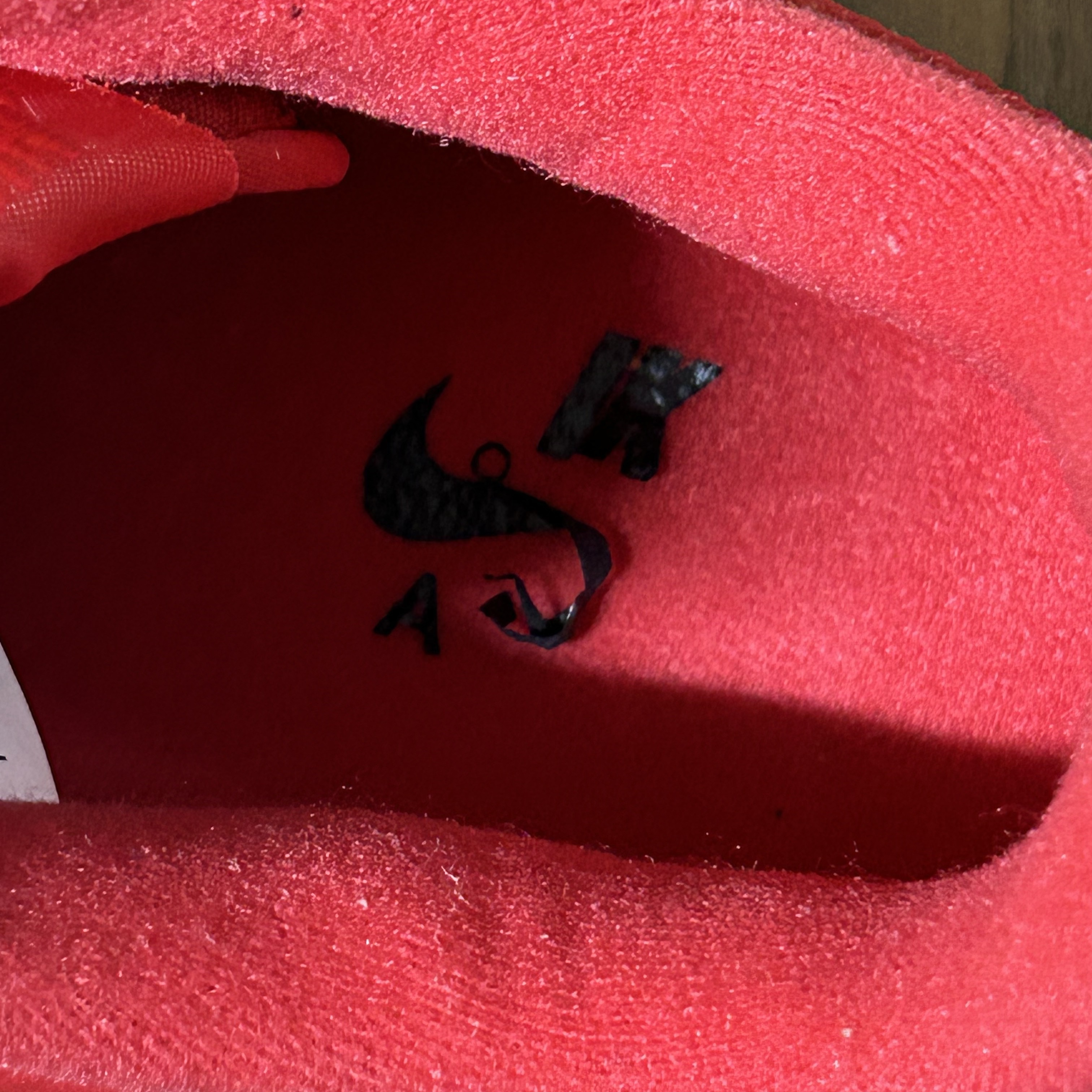 Nike Air Force 1 '07 LV8 Low 1 Triple Red 착용 스타일