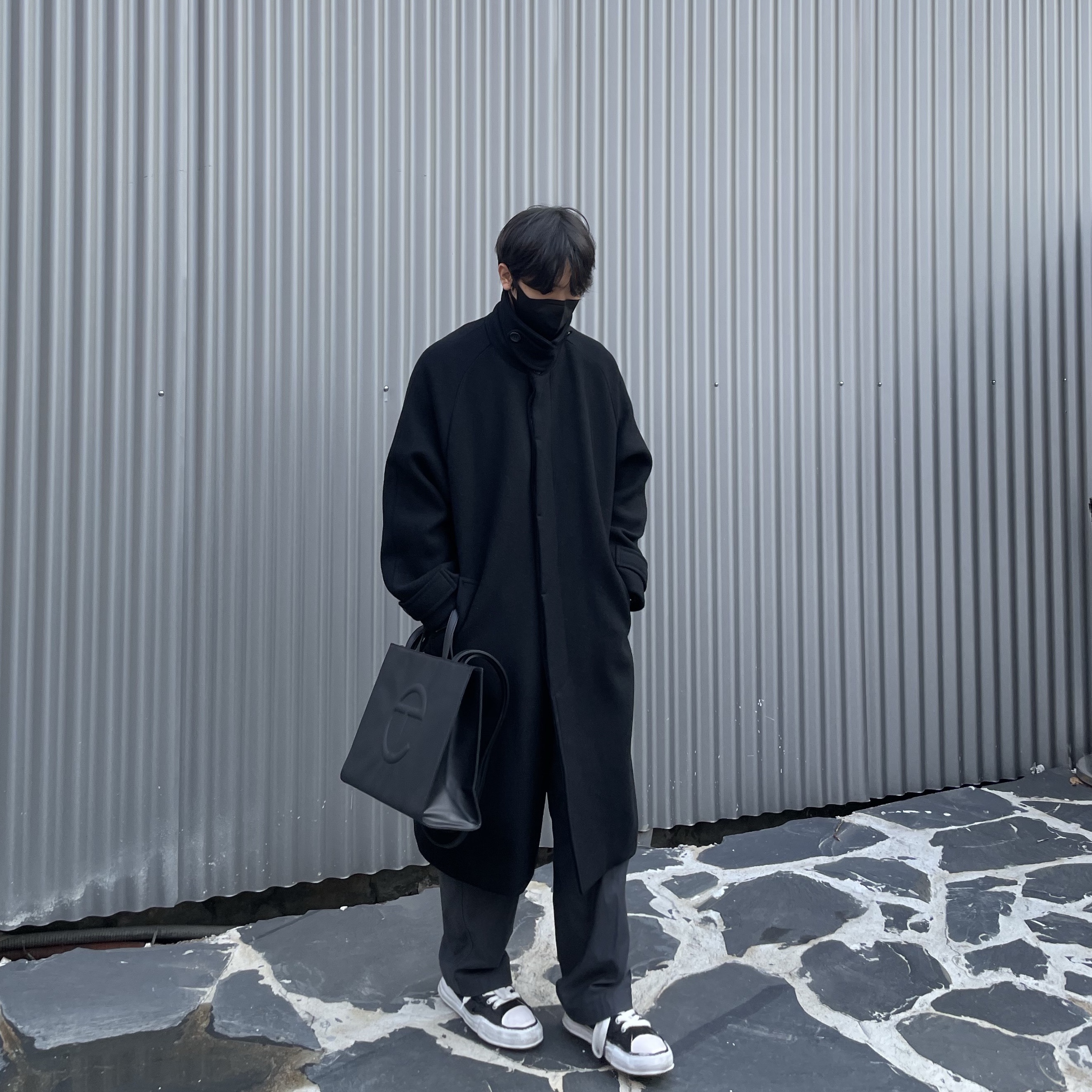 Telfar Medium Shopping Bag Black, Maison Mihara Yasuhiro Peterson OG Sole Rubber Painted Canvas Low-top Sneakers Black 착용 스타일