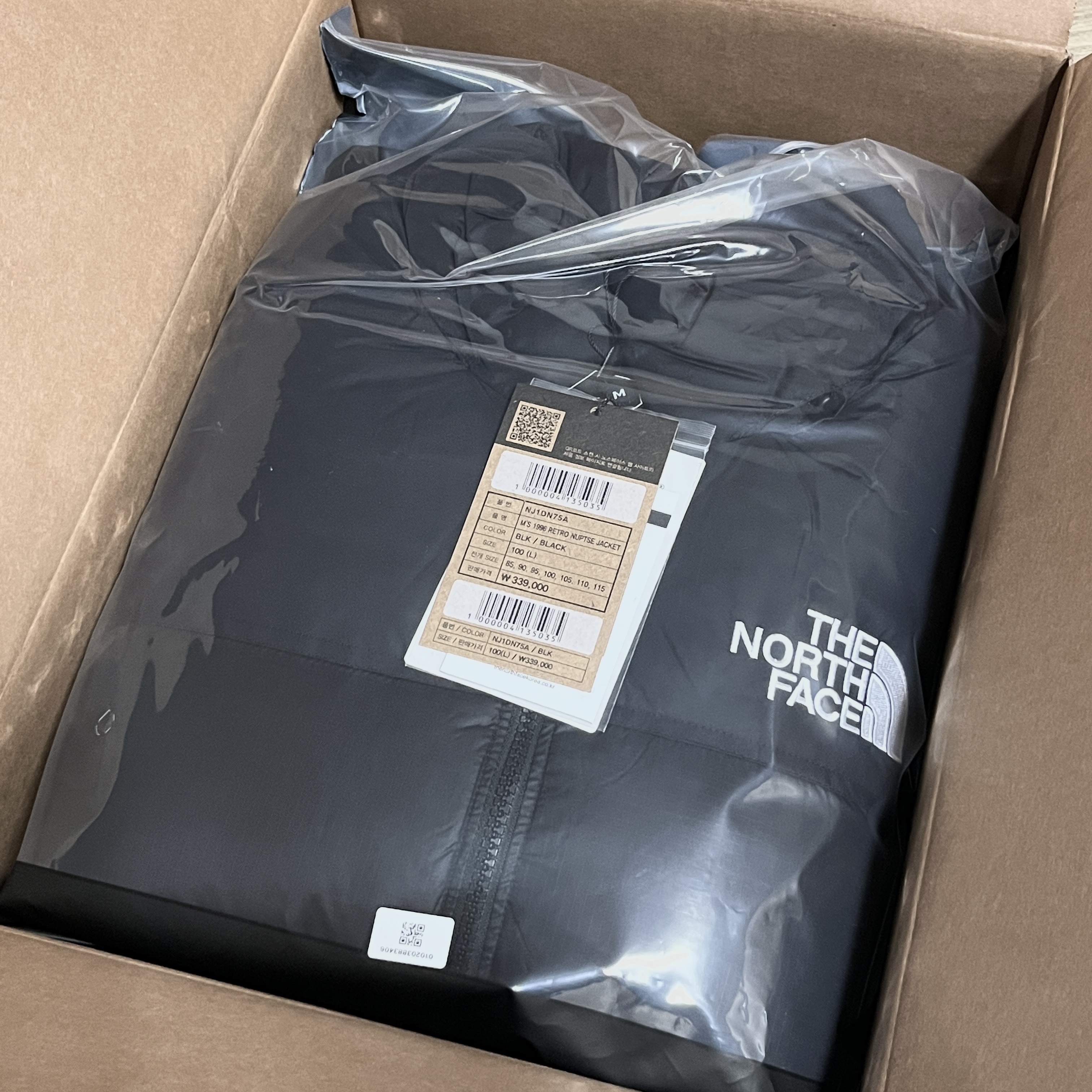 The North Face 1996 Eco Nuptse Jacket Black 착용 스타일