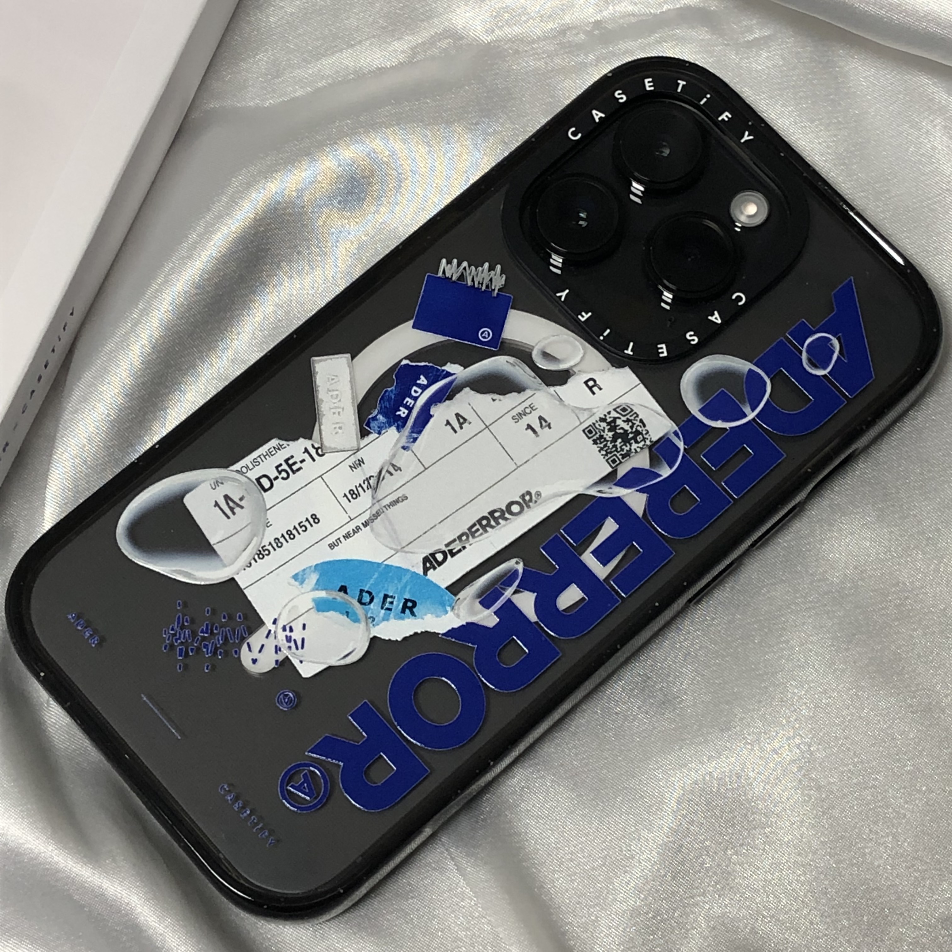 Casetify x Ader Error iPhone Sticker Magsafe Case Clear, Casetify x Ader Error iPhone Tube Magsafe Case Blue 착용 스타일 - 3