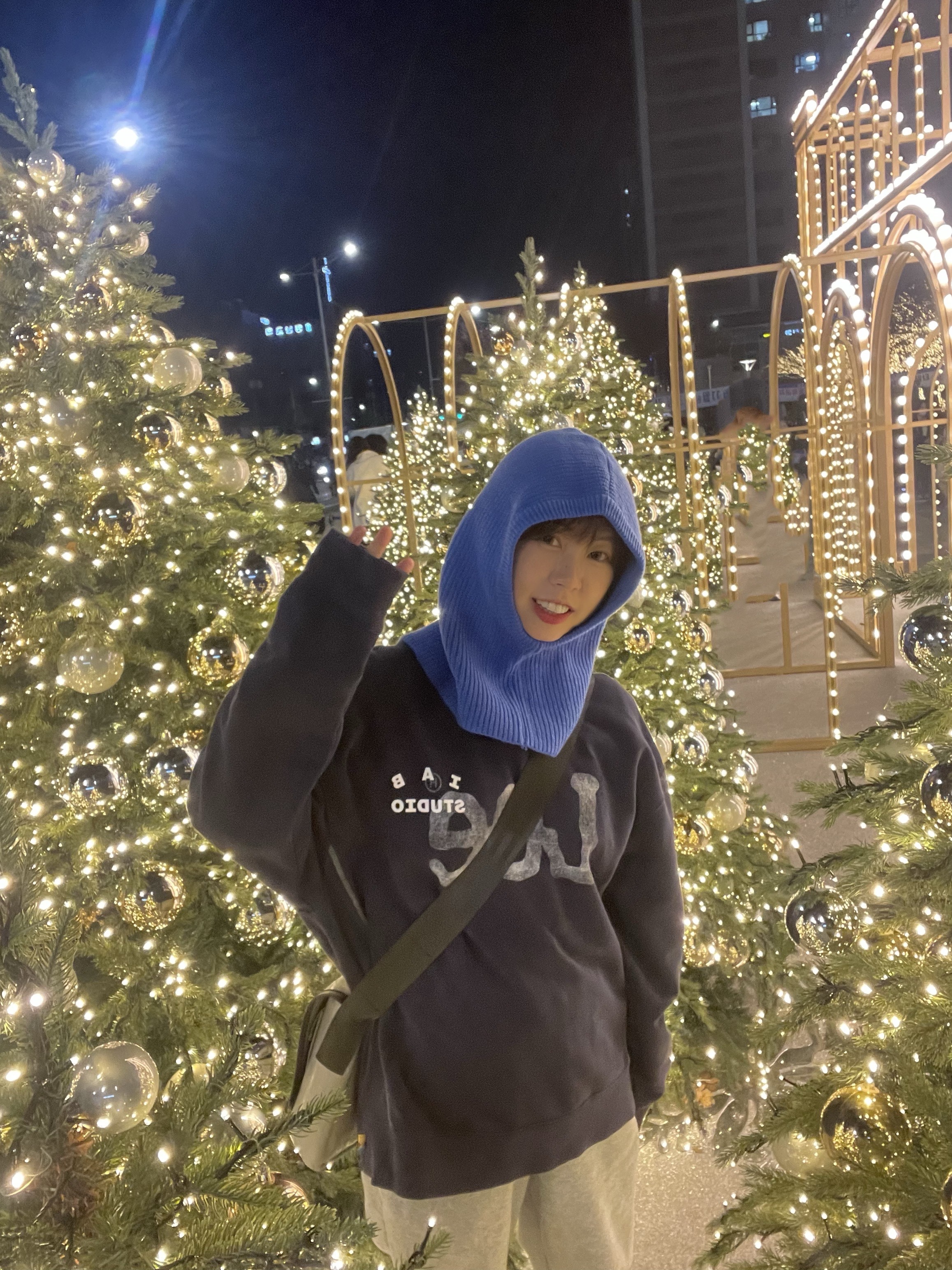IAB Studio x Lee Pigment Sweatshirt Indigo Navy, (W) UGG Classic Ultra Mini Platform Boots Chestnut 착용 스타일 - 1