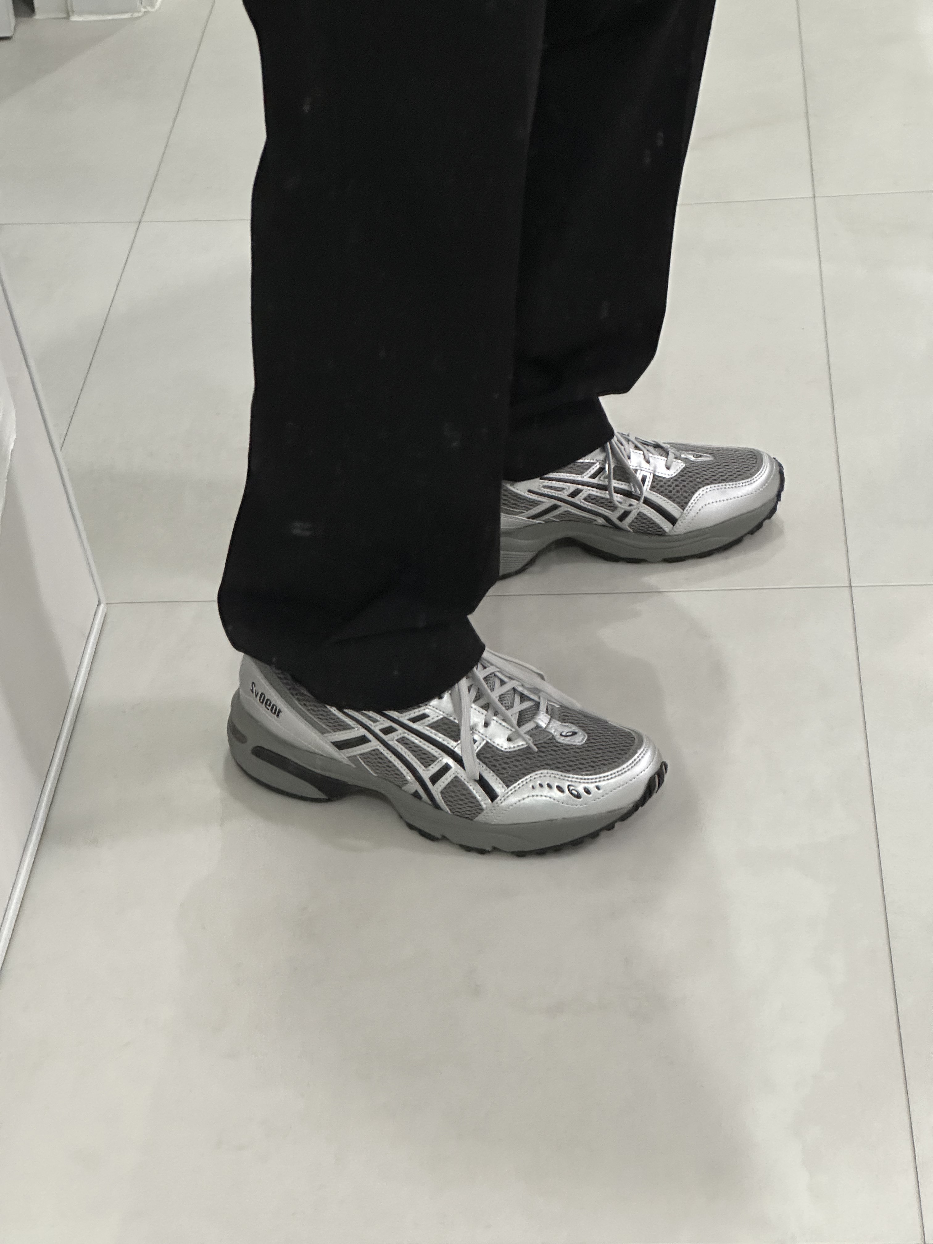 Asics x Freja Wewer Gel-1090 V2 Clay Grey Pure Silver 착용 스타일