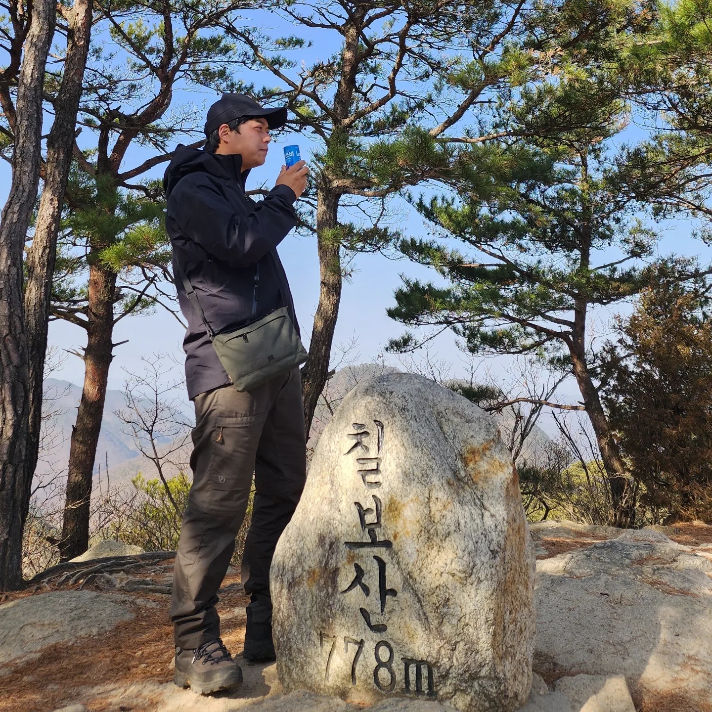 Arc'teryx Beta LT Jacket Black, Arc'teryx Calvus Cap Black 착용 스타일 - 2