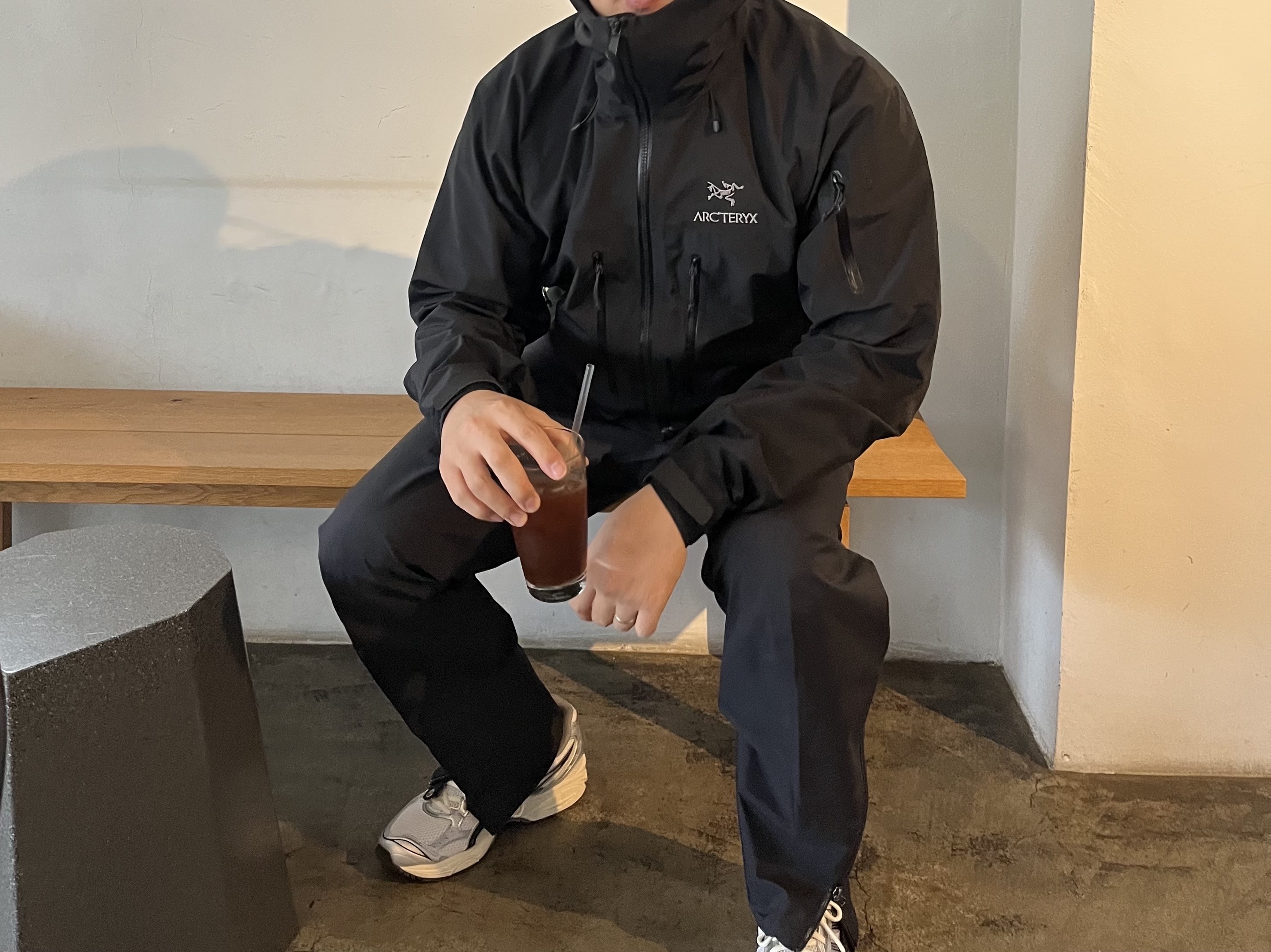 Arc'teryx Alpha SV Jacket 24K Black, Arc'teryx Beta Pants Black 착용 스타일