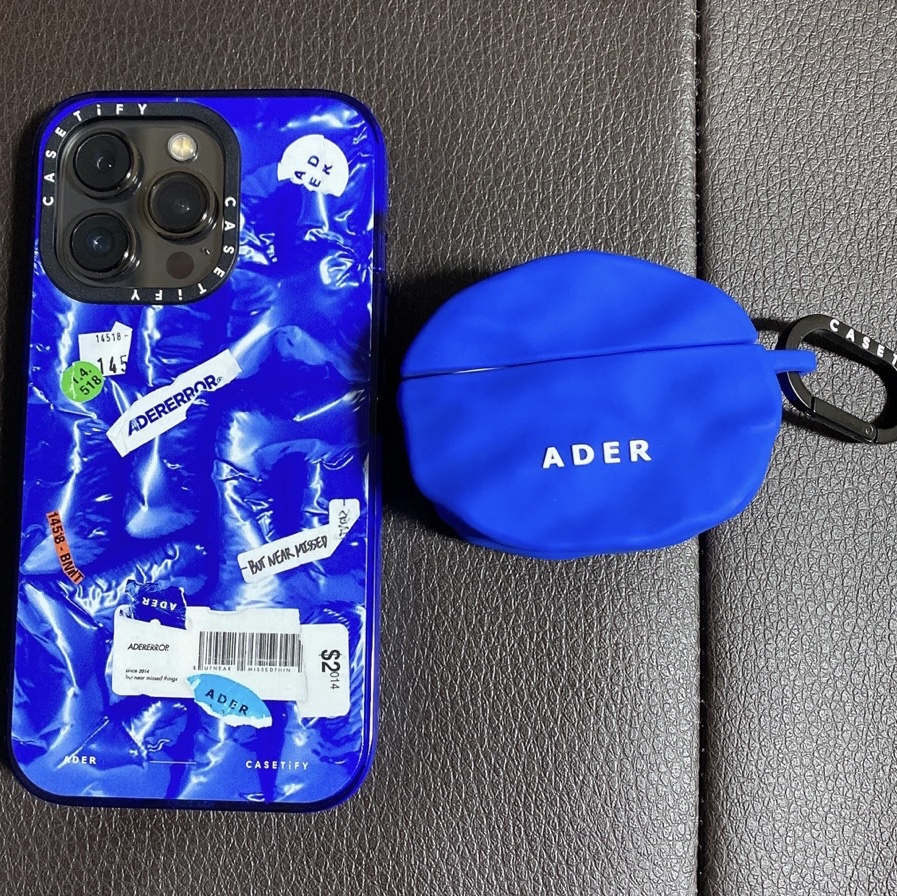Casetify x Ader Error iPhone Tube Magsafe Case Blue, Casetify x Ader Error Wavy Collectable AirPods Pro 1st/2nd gen Case Blue 착용 스타일