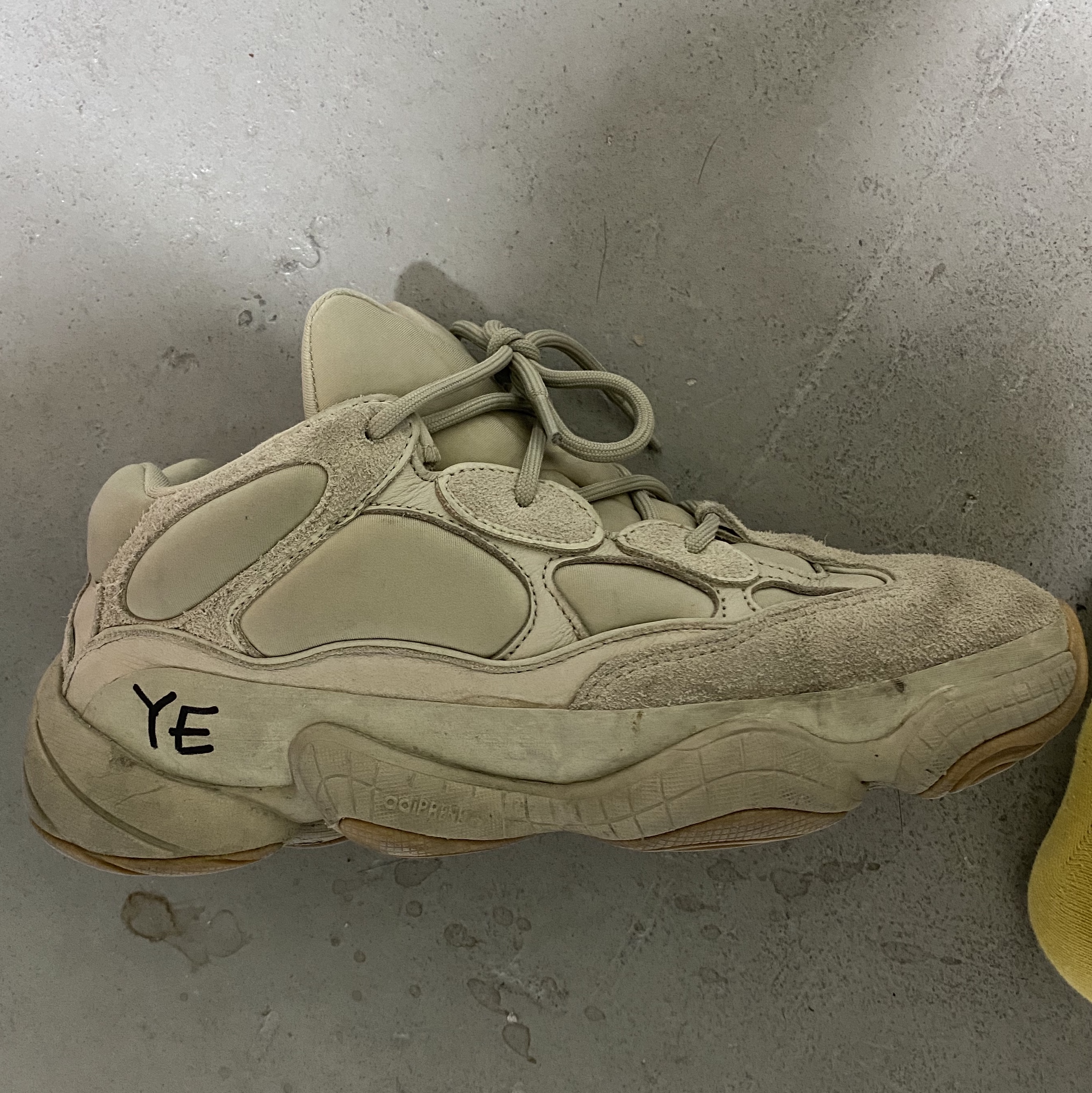Adidas Yeezy 500 Stone 착용 스타일