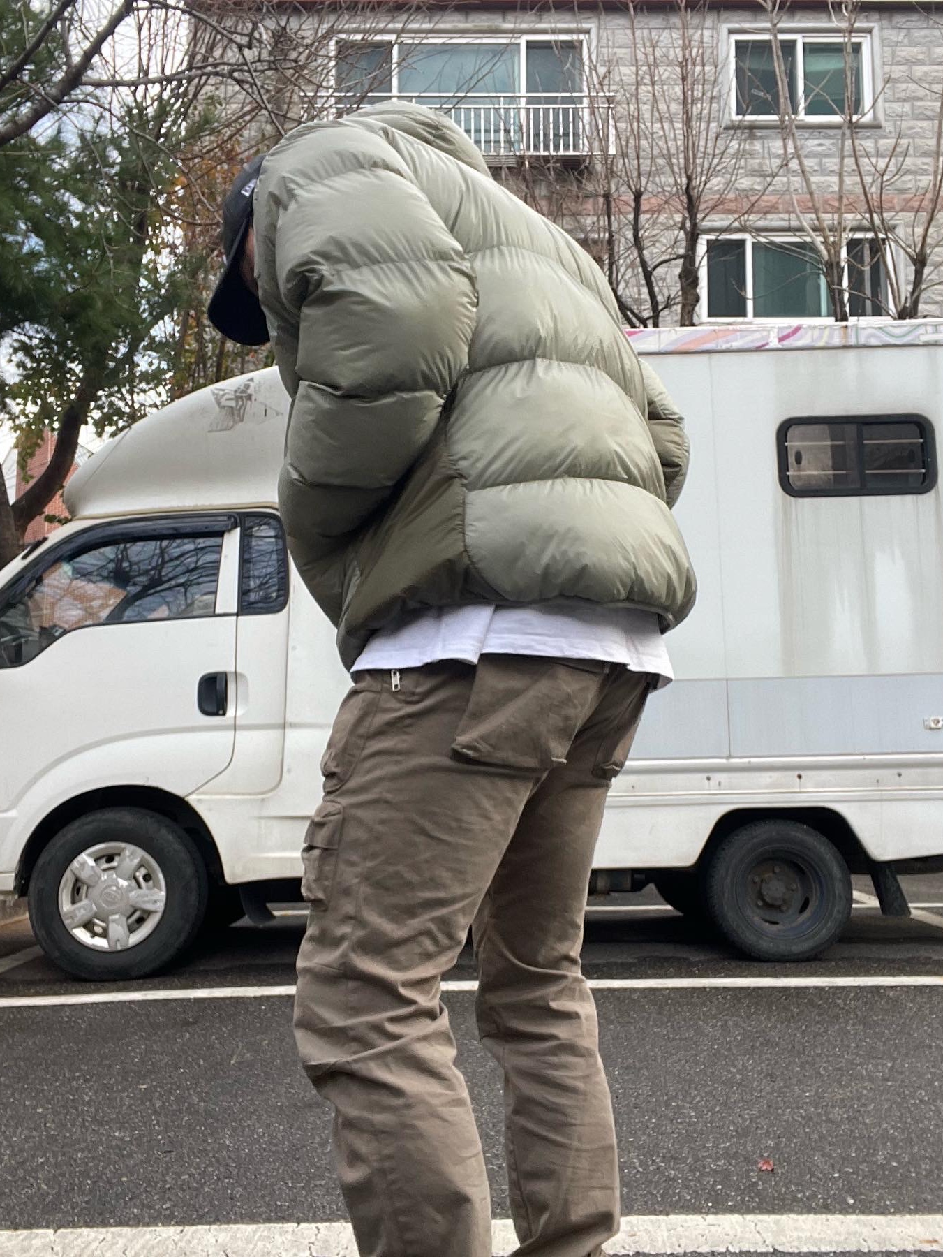 Nike ACG Therma-Fit ADV Lunar Lake Puffer Jacket Light Army - Asia, Jordan 1 Retro High OG Black Mocha 착용 스타일 - 5