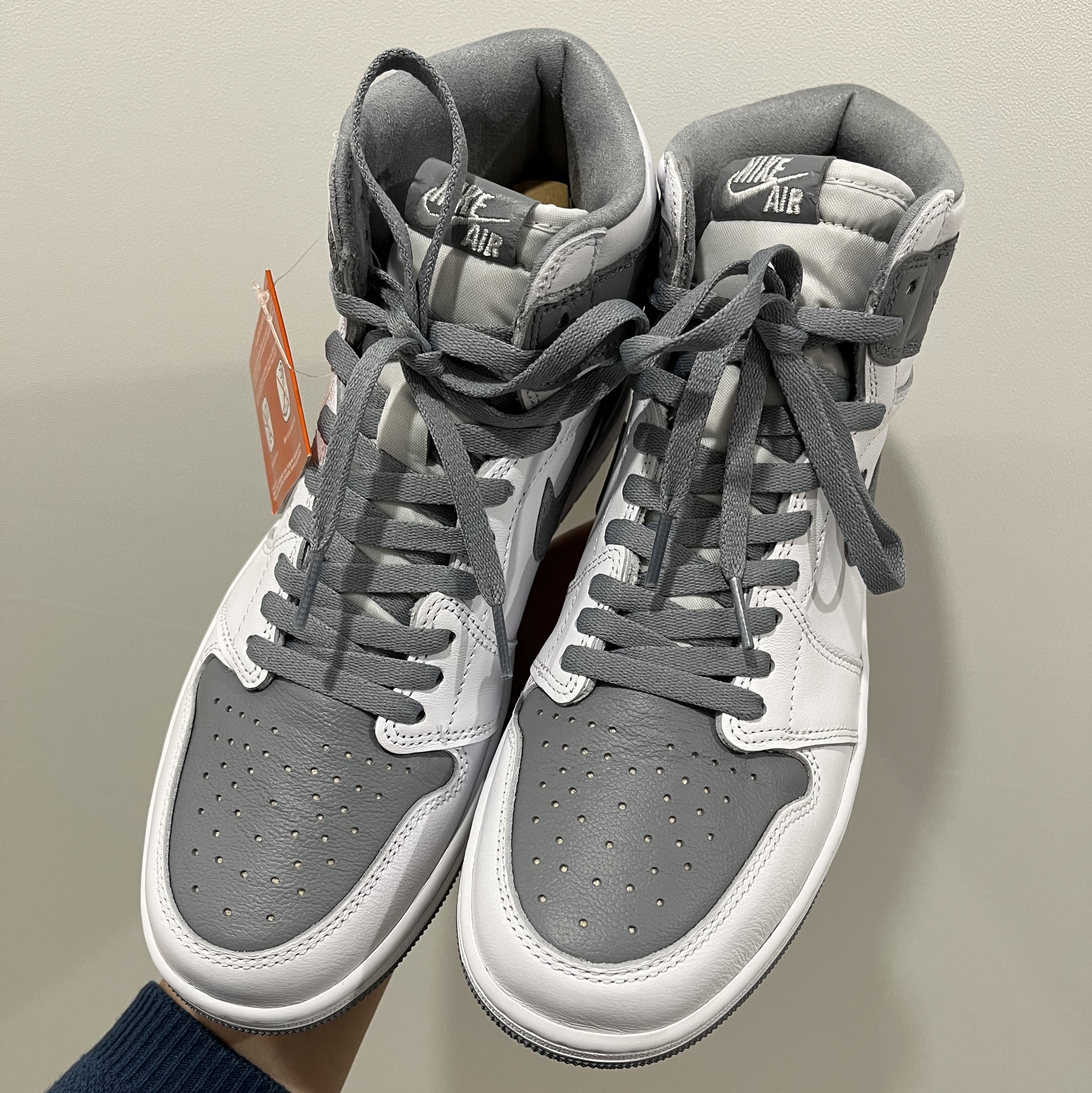 Jordan 1 Retro High OG Stealth 착용 스타일 - 3