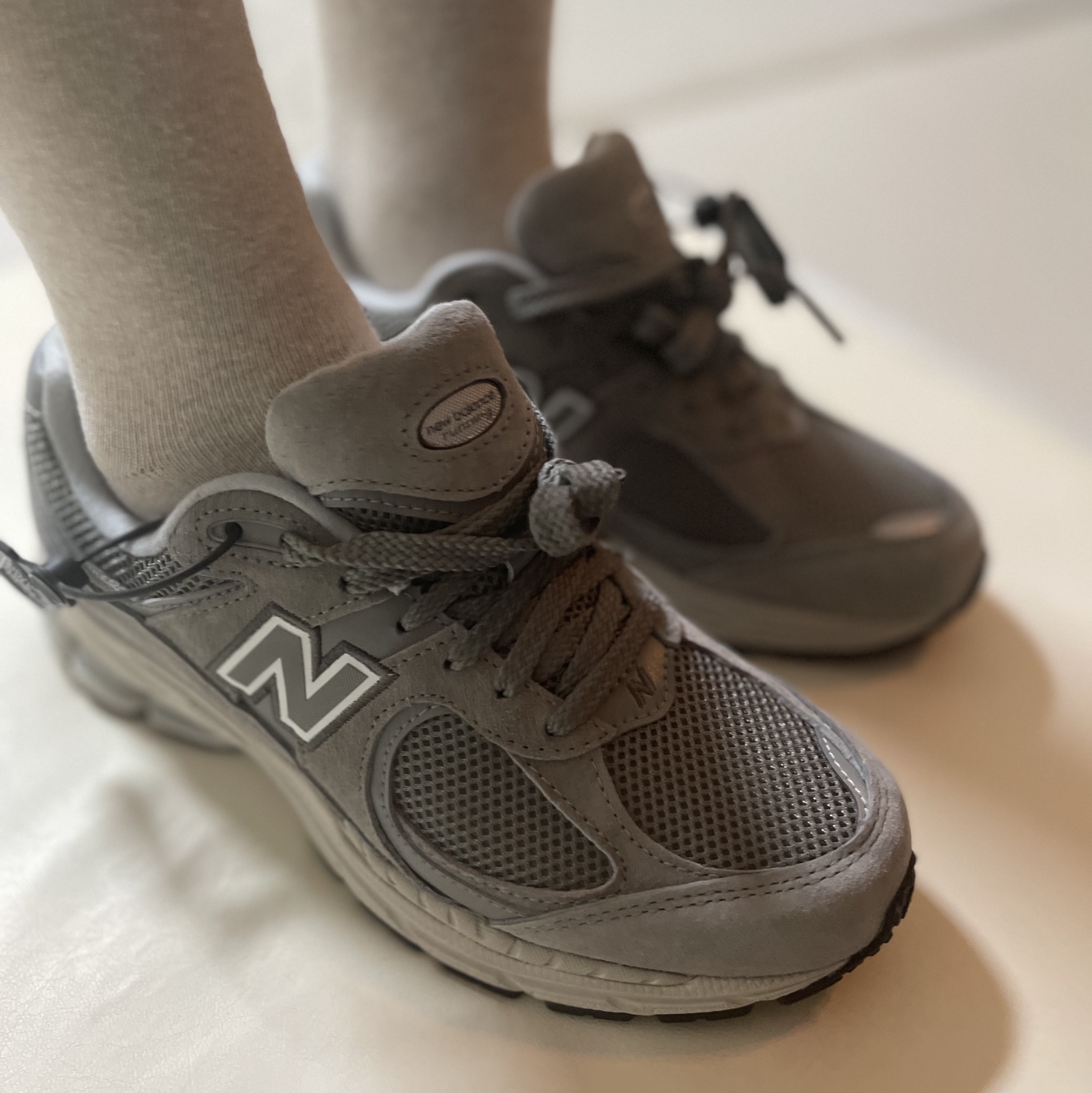 New Balance 2002R Grey 착용 스타일