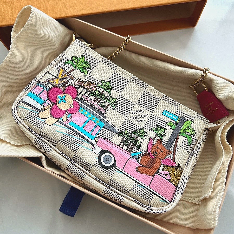 Louis Vuitton Mini Pochette Accessoires Damier Azure Fuchsia Pink 착용 스타일