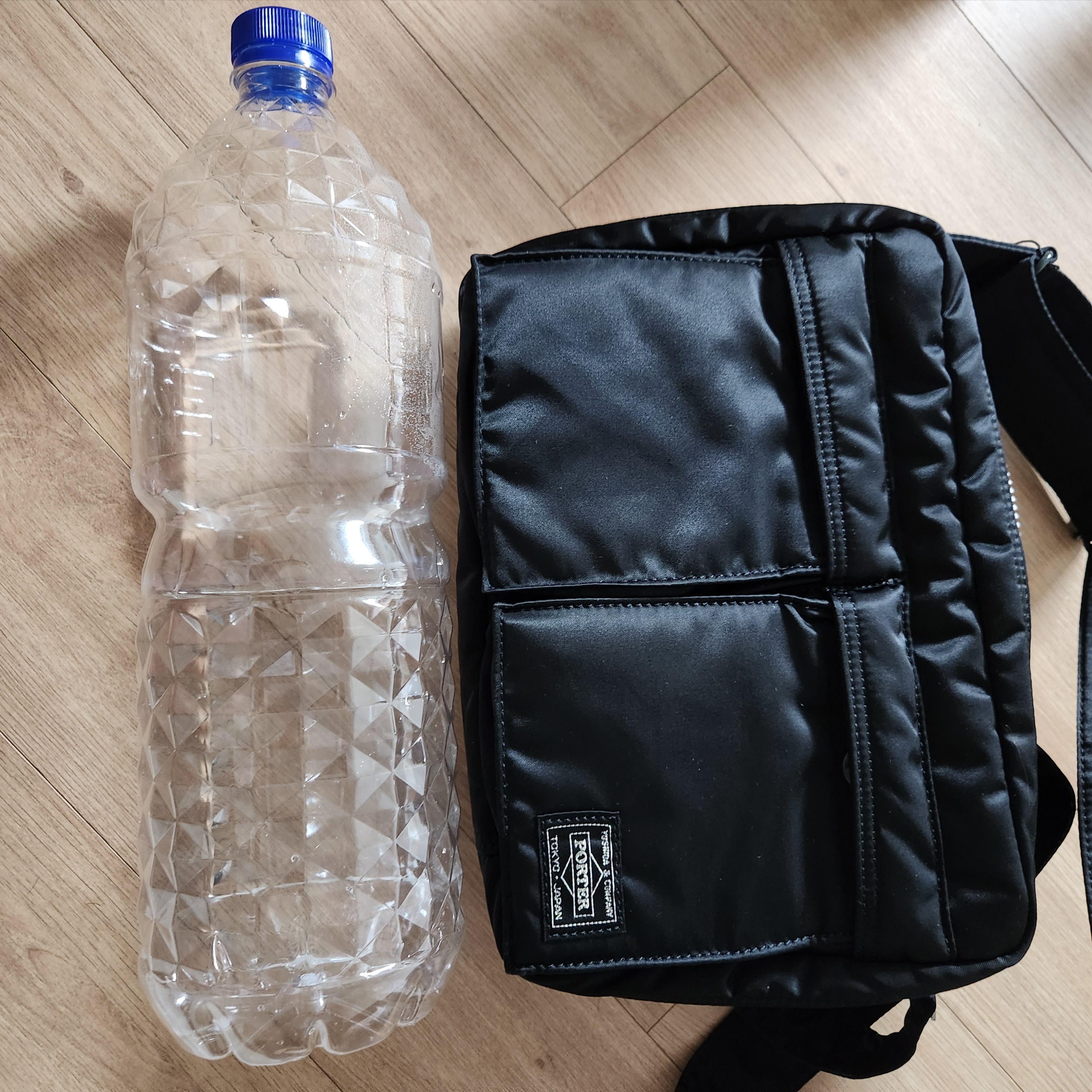 Porter Tanker Shoulder Bag S Black 착용 스타일