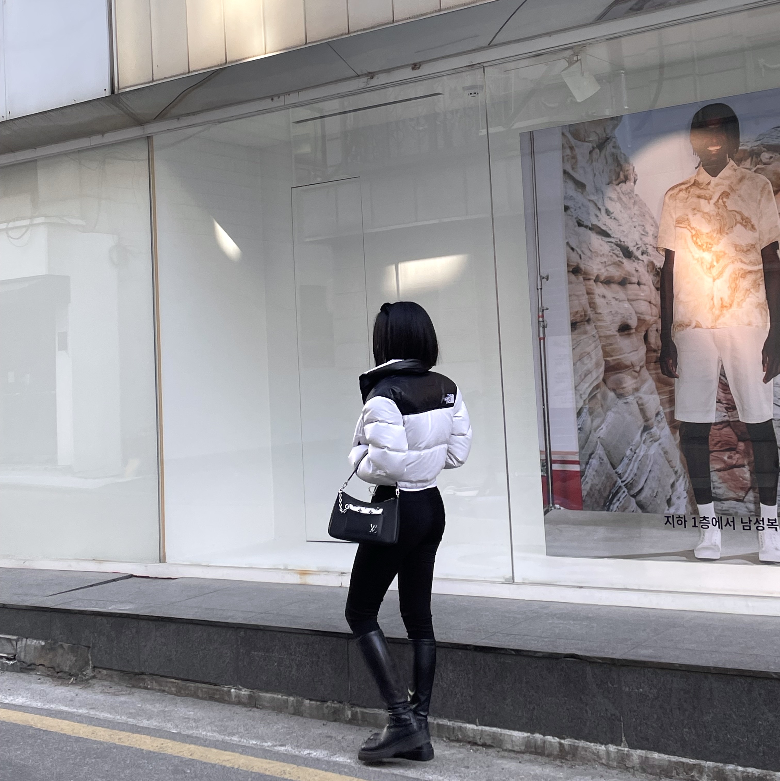 (W) The North Face Nuptse Short Jacket White Black, Louis Vuitton Marelle Epi Black 착용 스타일 - 3