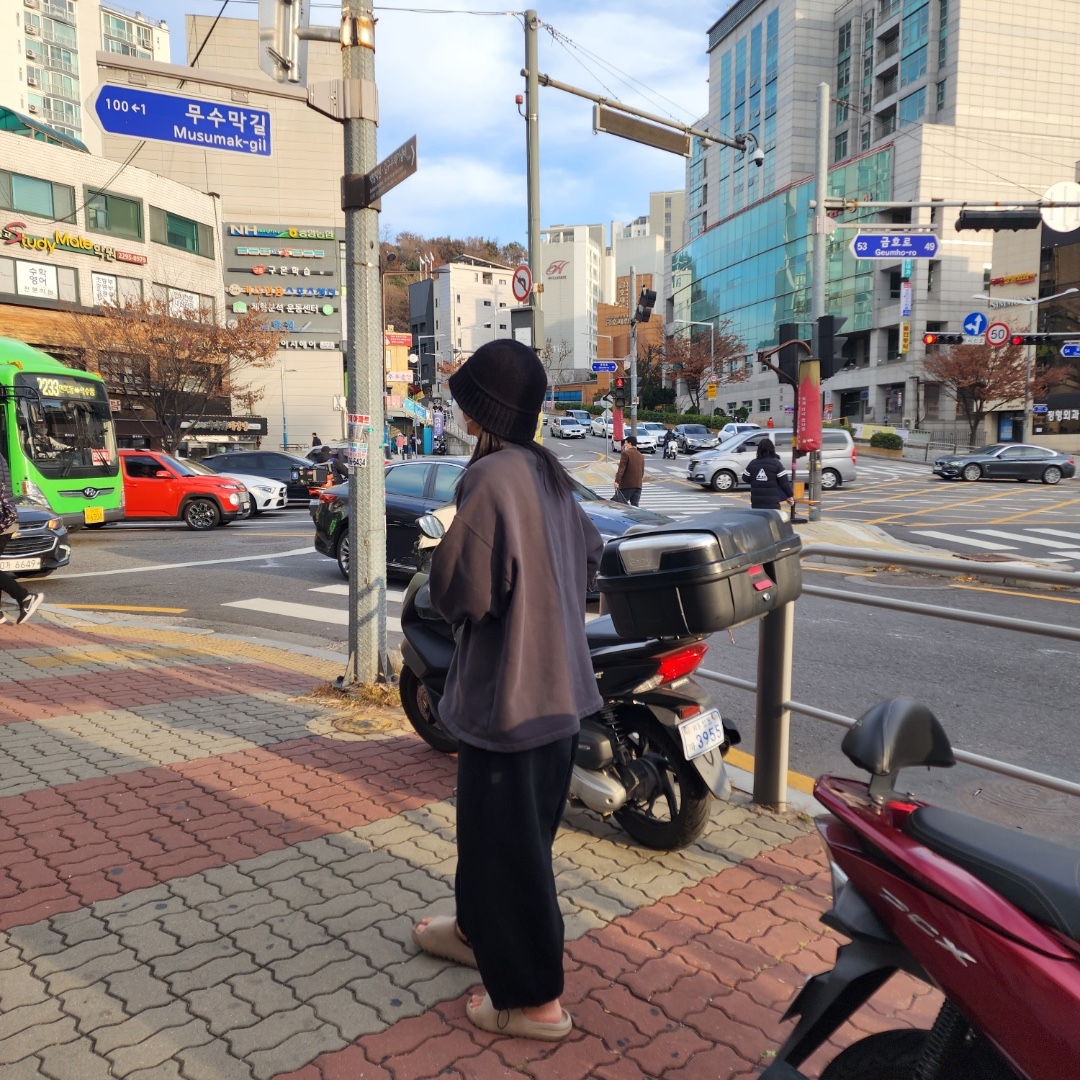 Essentials Relaxed Crewneck Sweatshirt Iron - 22SS, Adidas Yeezy Slide Pure 착용 스타일 - 1