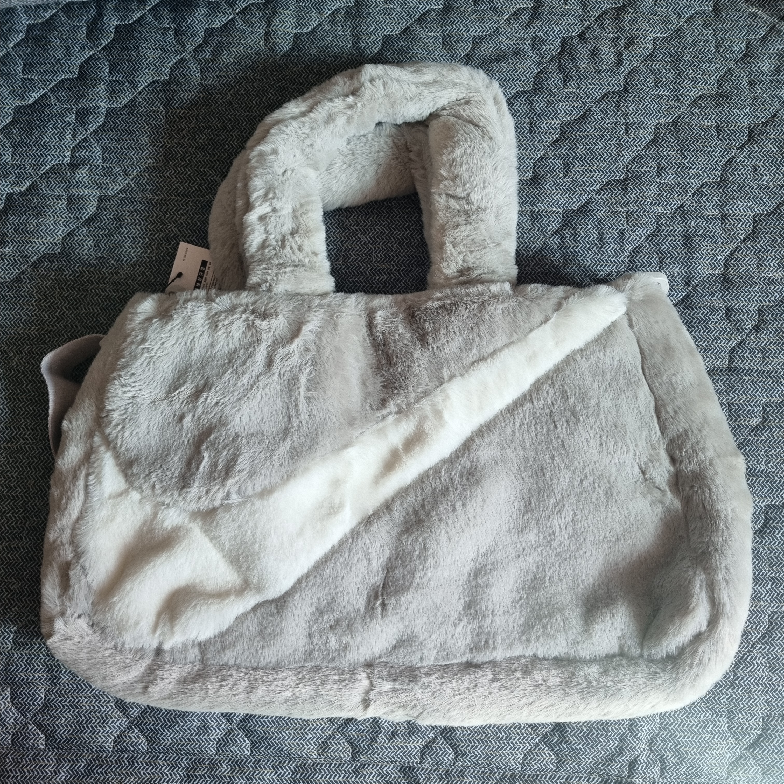 Nike NSW Faux Fur Tote Bag Light Iron Ore 착용 스타일