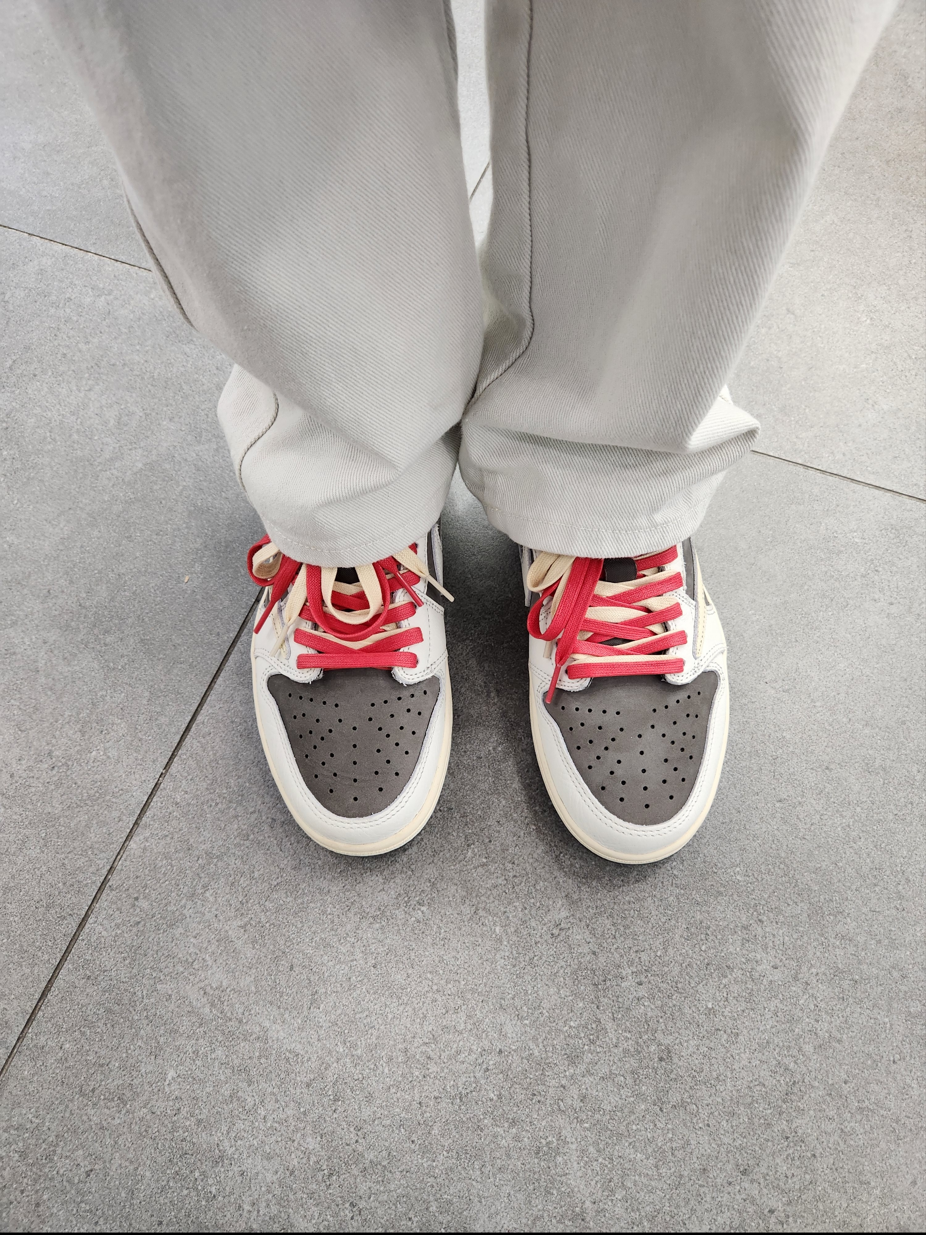 Jordan 1 x Travis Scott Retro Low OG SP Sail and Ridgerock 착용 스타일