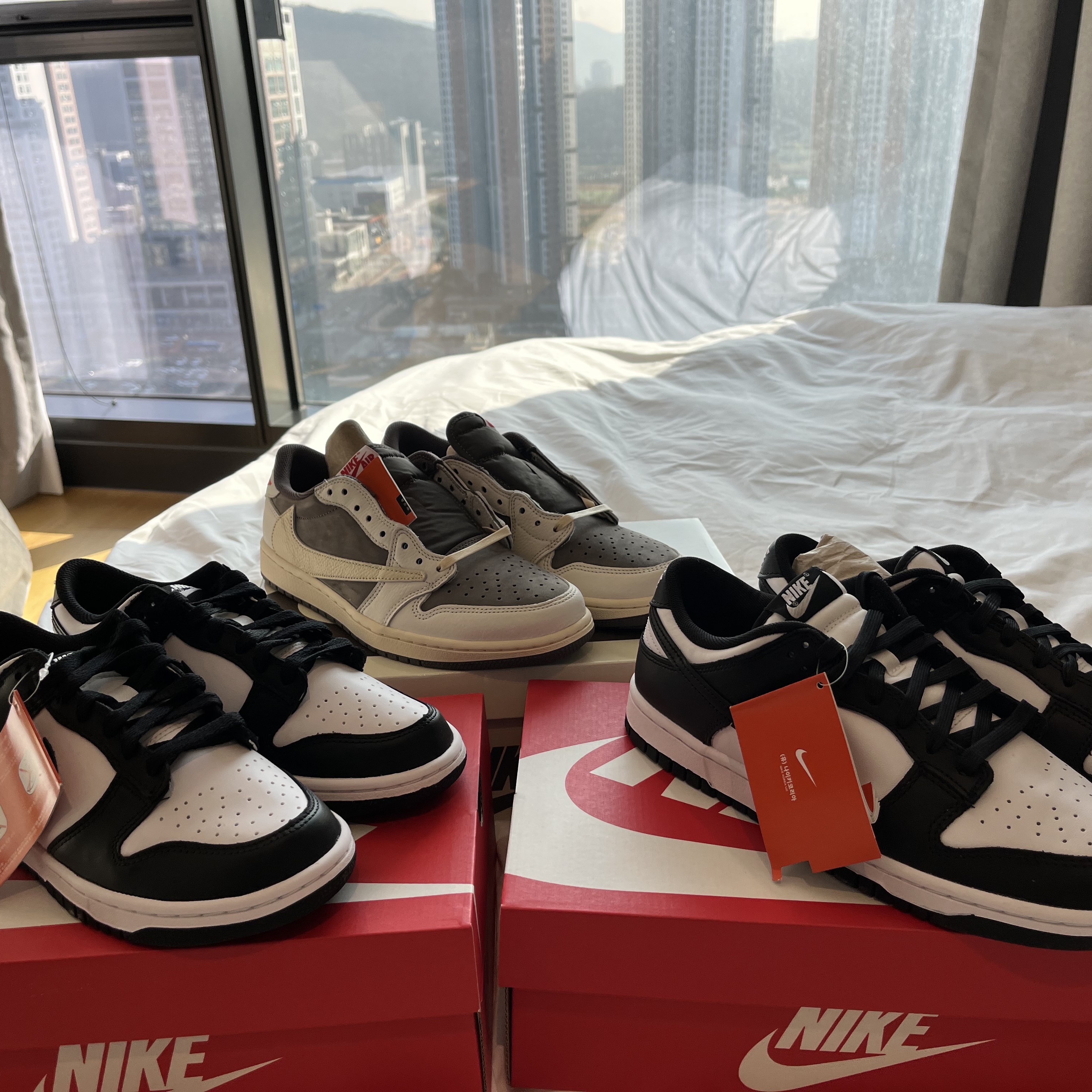 Jordan 1 x Travis Scott Retro Low OG SP Sail and Ridgerock, Nike Dunk Low Retro Black 착용 스타일