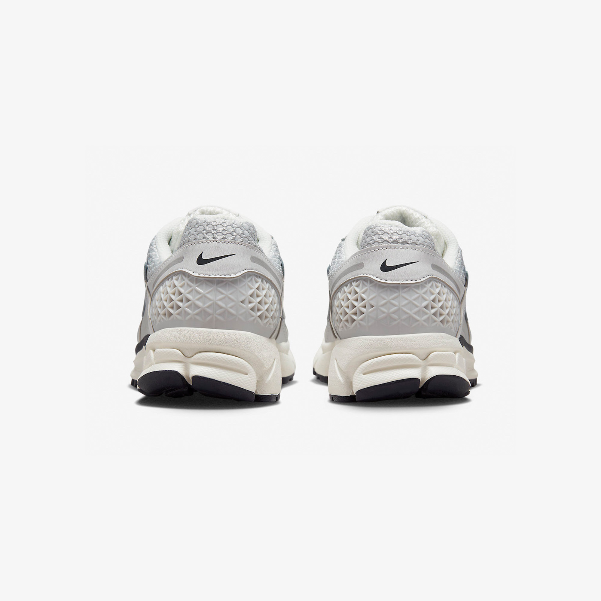 (W) Nike Zoom Vomero 5 Photon Dust and Metallic Silver 착용 스타일 - 5