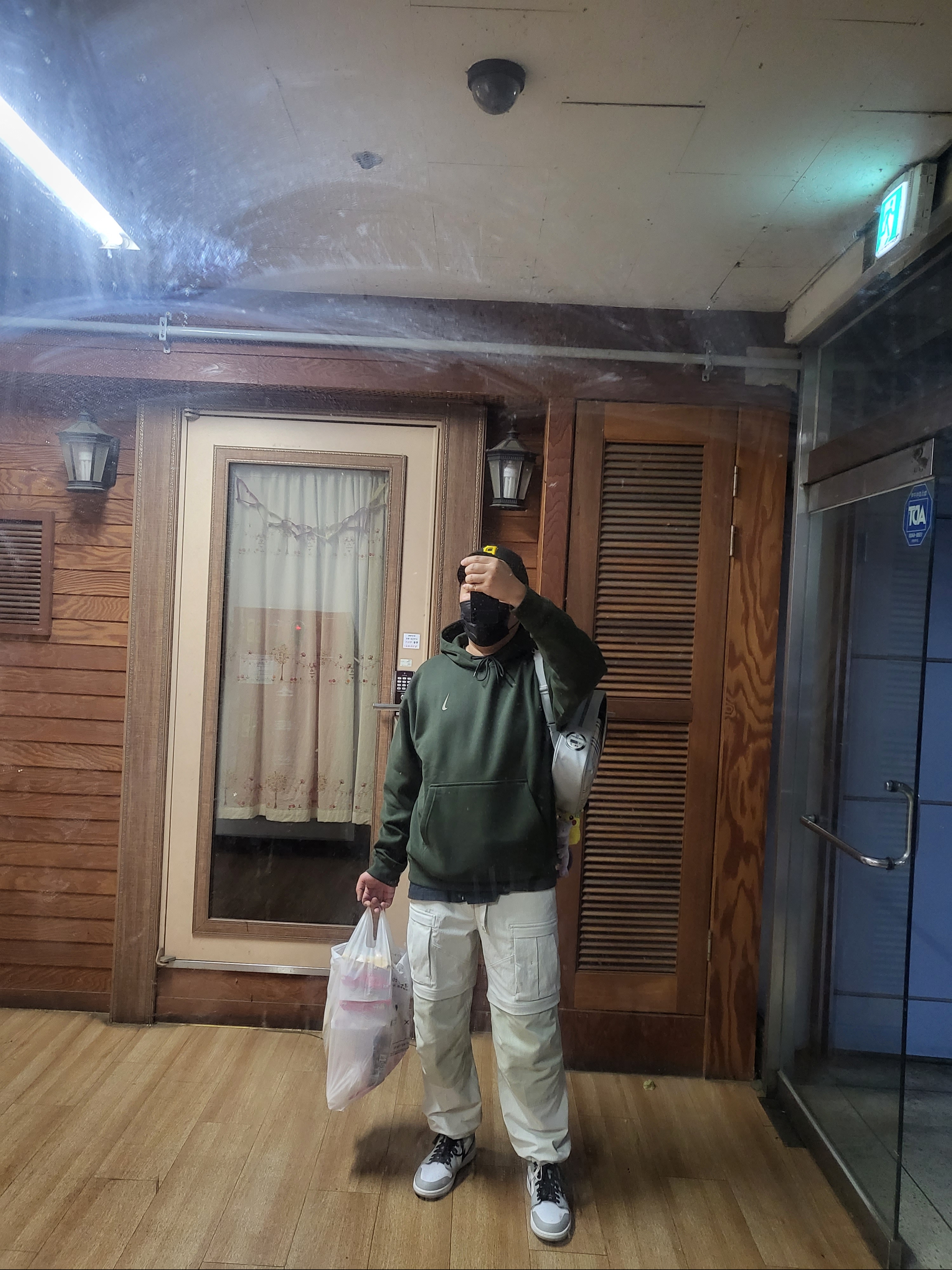 Jordan 1 Mid Light Smoke Grey Anthracite, Nike ACG Smith Summit Cargo Pants Light Bone - Asia 착용 스타일 - 1
