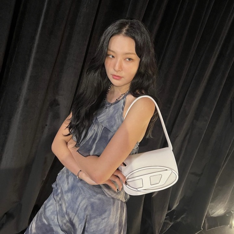 Diesel 1DR Shoulder Bag in Nappa Leather White 착용 스타일