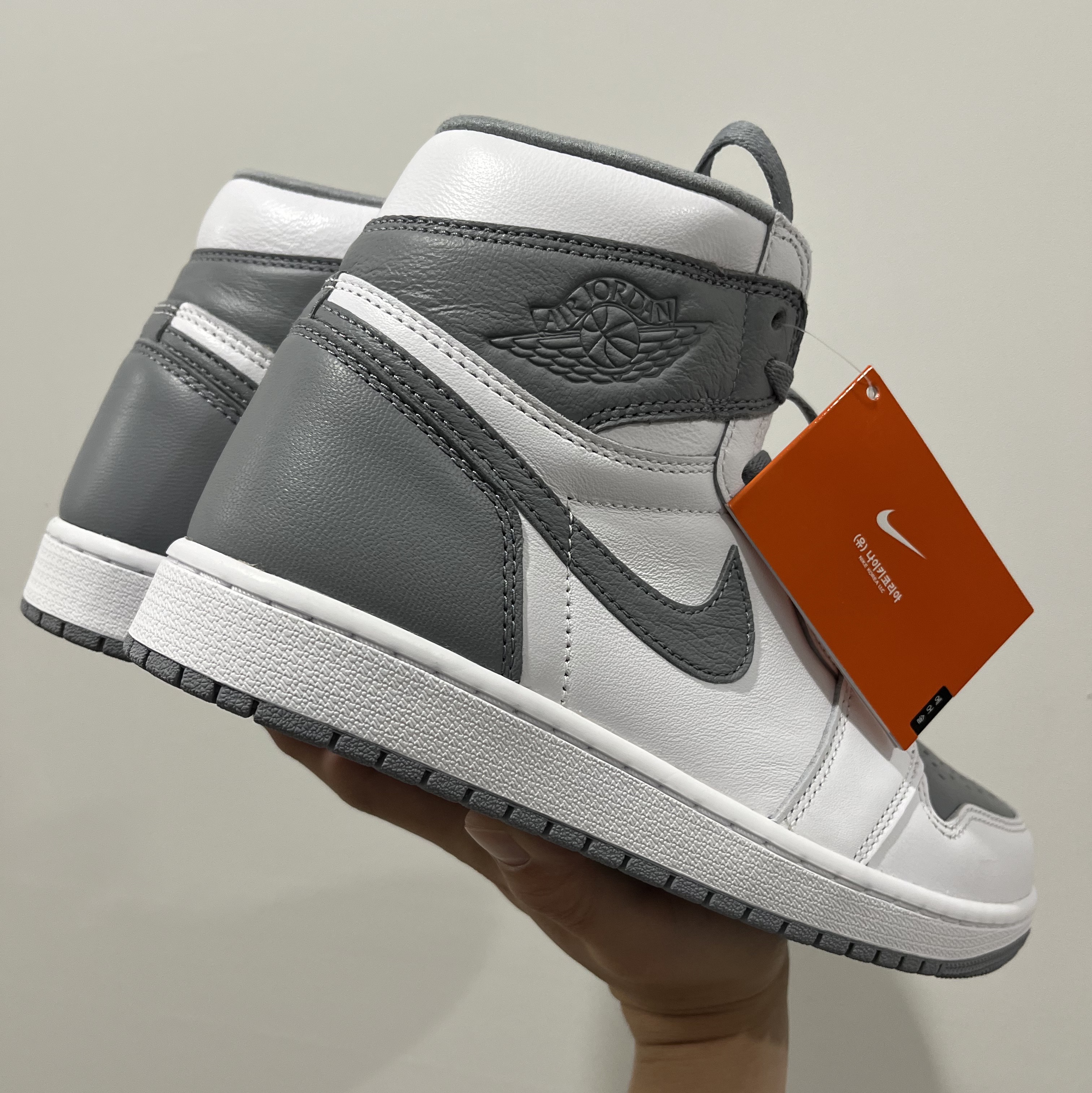 Jordan 1 Retro High OG Stealth 착용 스타일 - 2