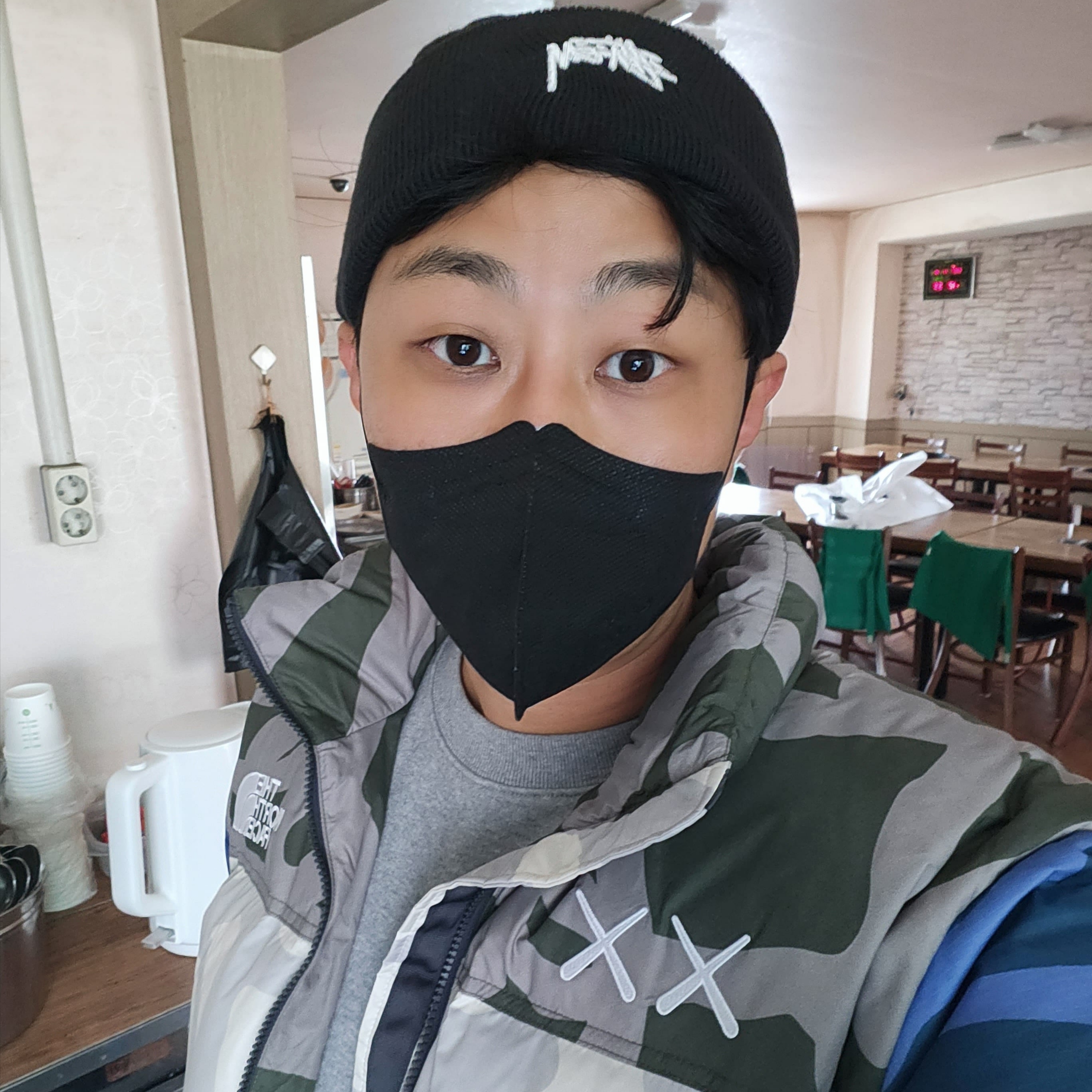 Nike x Stussy NRG Cuffed Beanie Black, The North Face x Kaws 1996 Nuptse Jacket Moonlight Ivory 착용 스타일