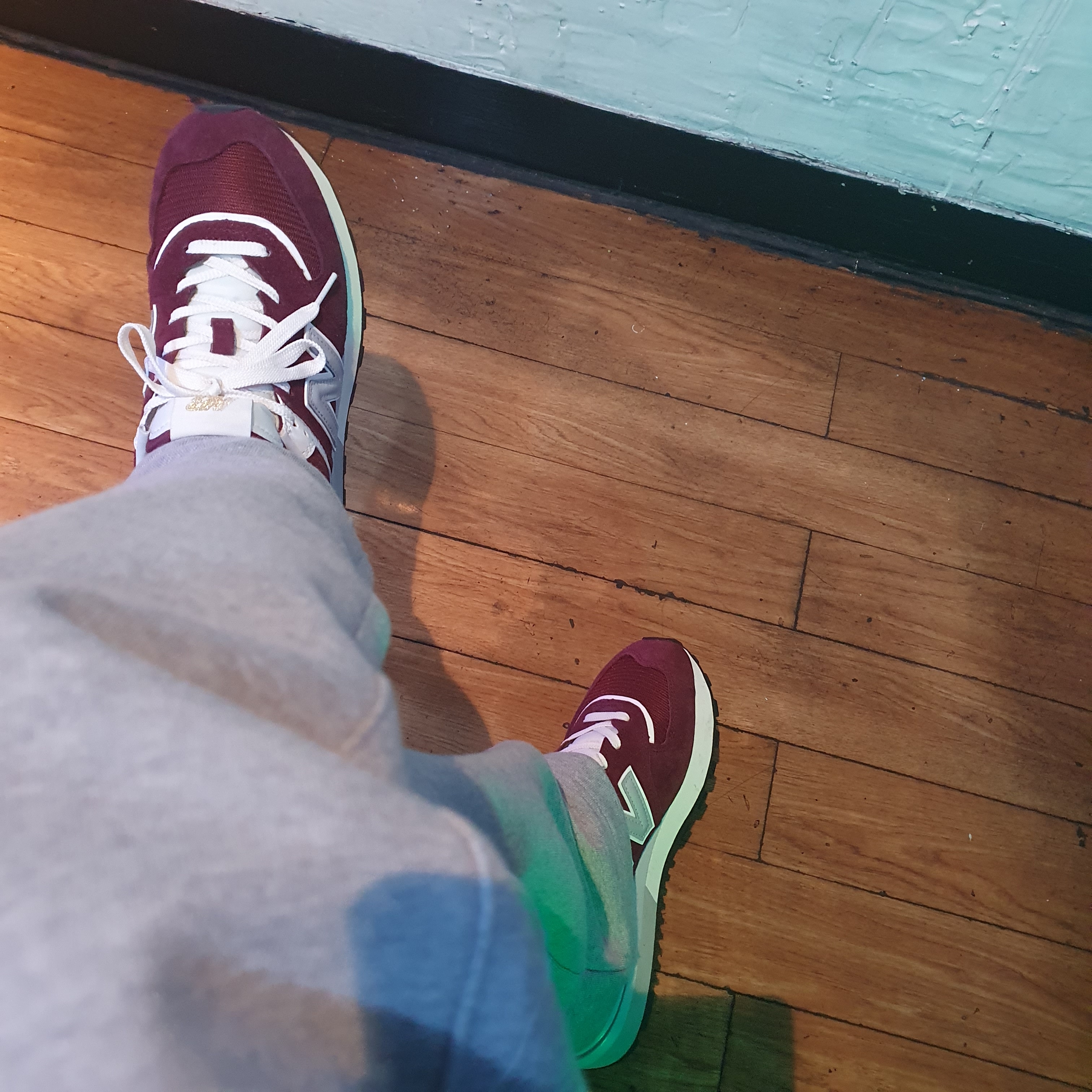 New Balance 574 Legacy Burgundy 착용 스타일 - 1