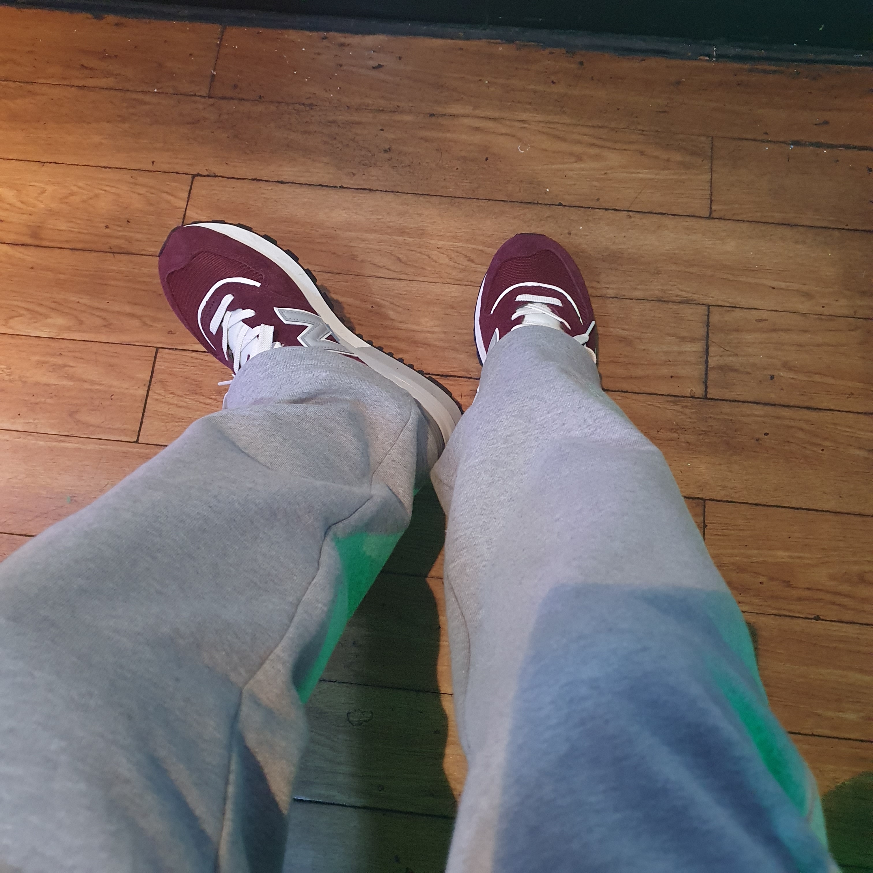 New Balance 574 Legacy Burgundy 착용 스타일 - 2